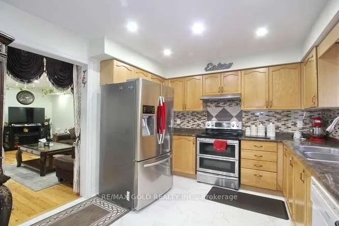 Photo 16 of 88 Ridgemore Crescent, Brampton, Fletcher's Meadow — HOMEH