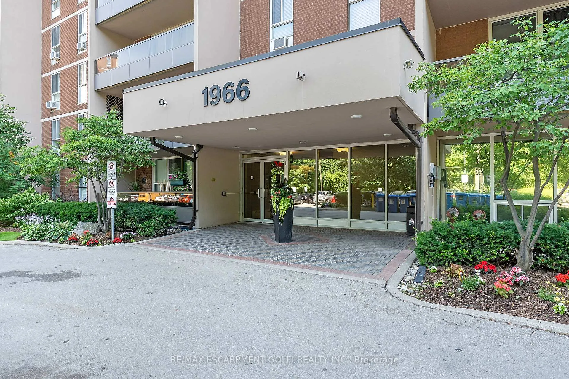 Photo 2 of Unit 402, 1966 Main Street W, Hamilton, Ainslie Wood — HOMEH
