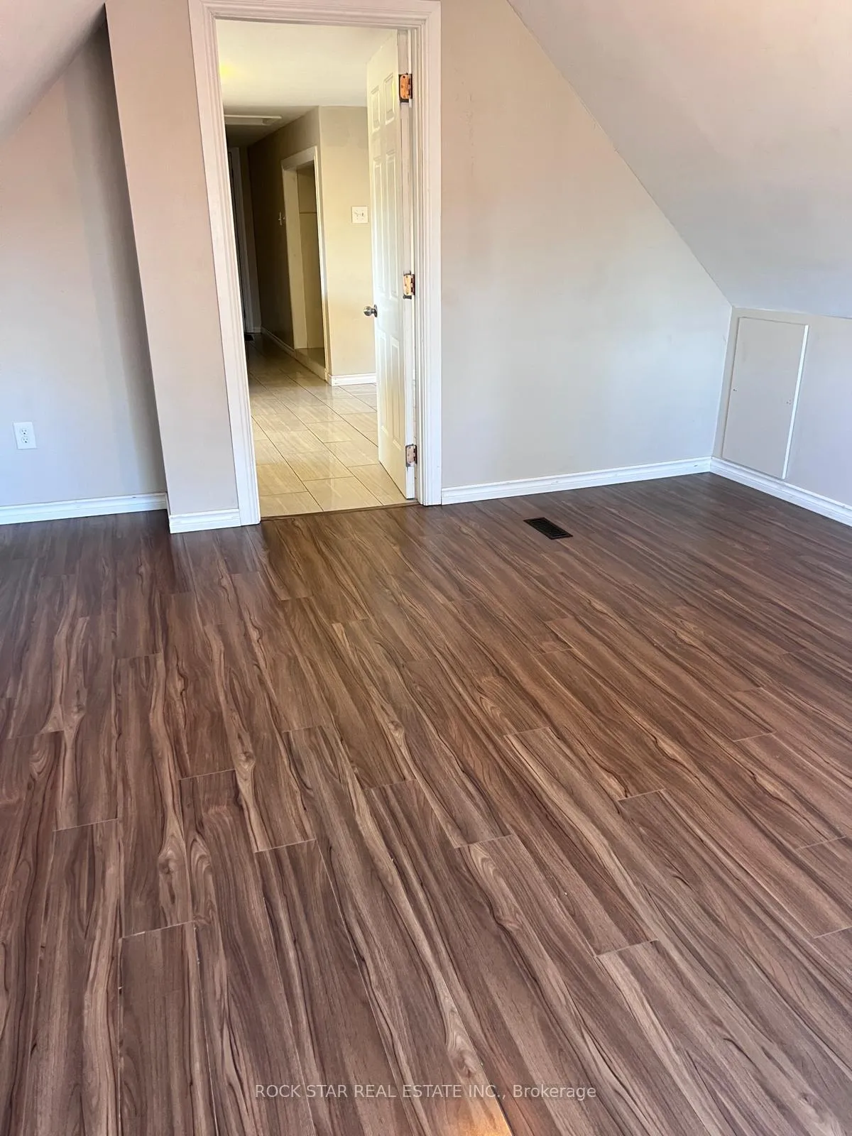 Photo 4 of Unit Upper, 26 Wentworth Street S, Hamilton, Landsdale — HOMEH