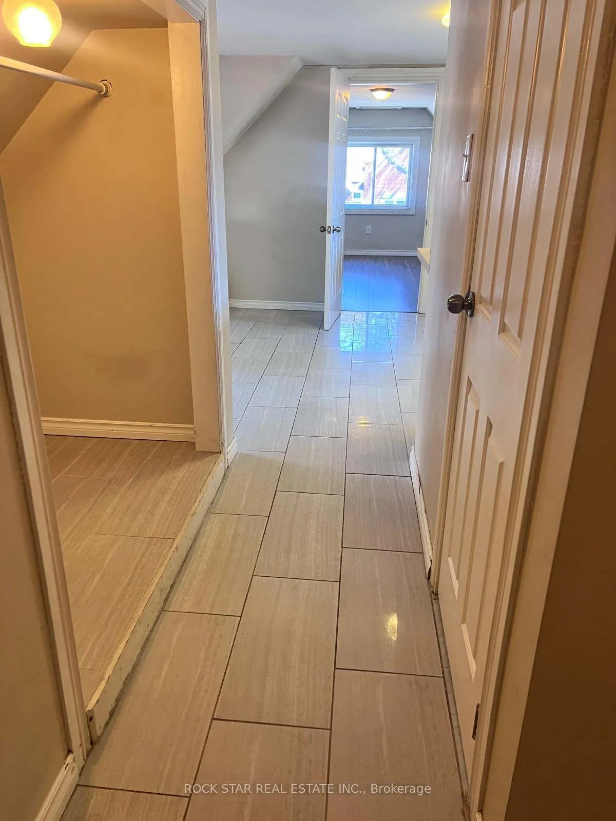 Photo 5 of Unit Upper, 26 Wentworth Street S, Hamilton, Landsdale — HOMEH
