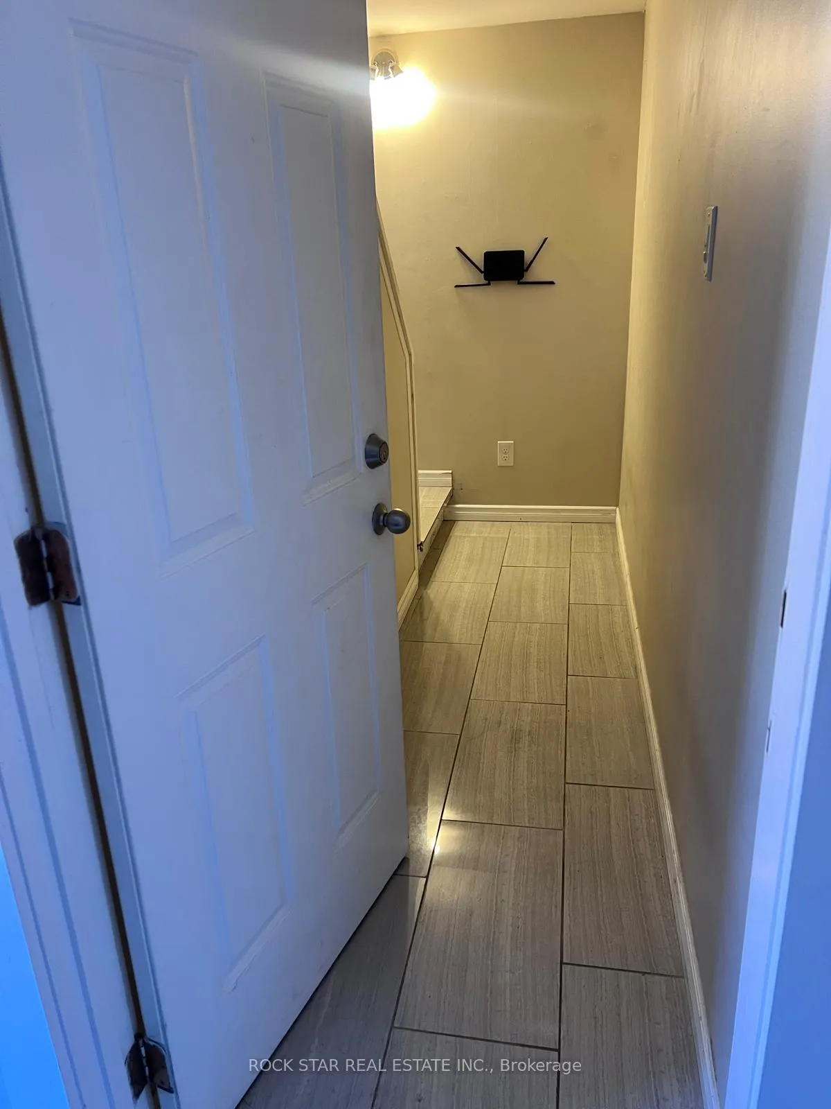 Photo 11 of Unit Upper, 26 Wentworth Street S, Hamilton, Landsdale — HOMEH