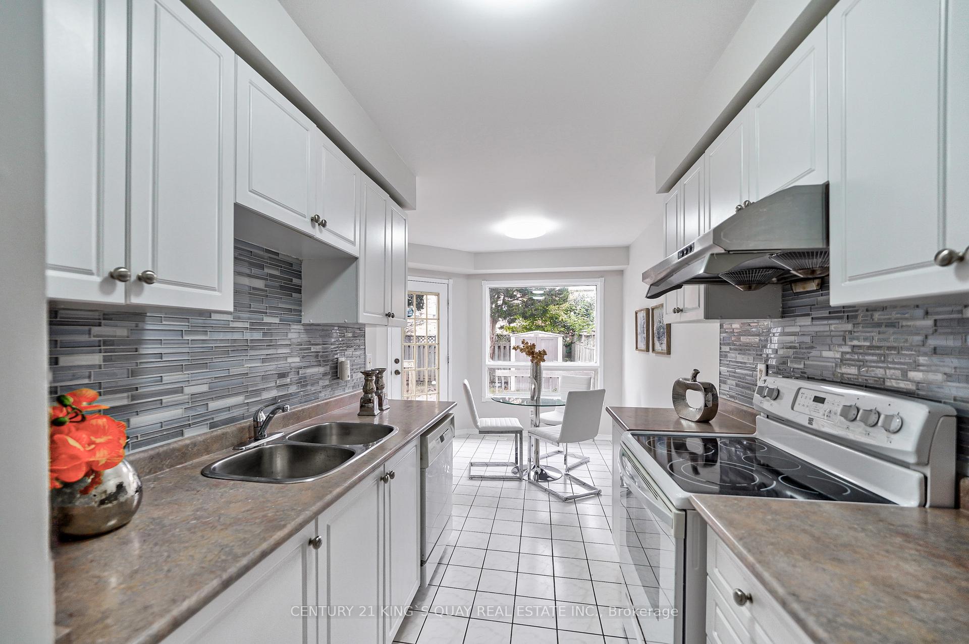 Photo 9 of 8 Hollidge Boulevard, Aurora, Bayview Wellington — HOMEH