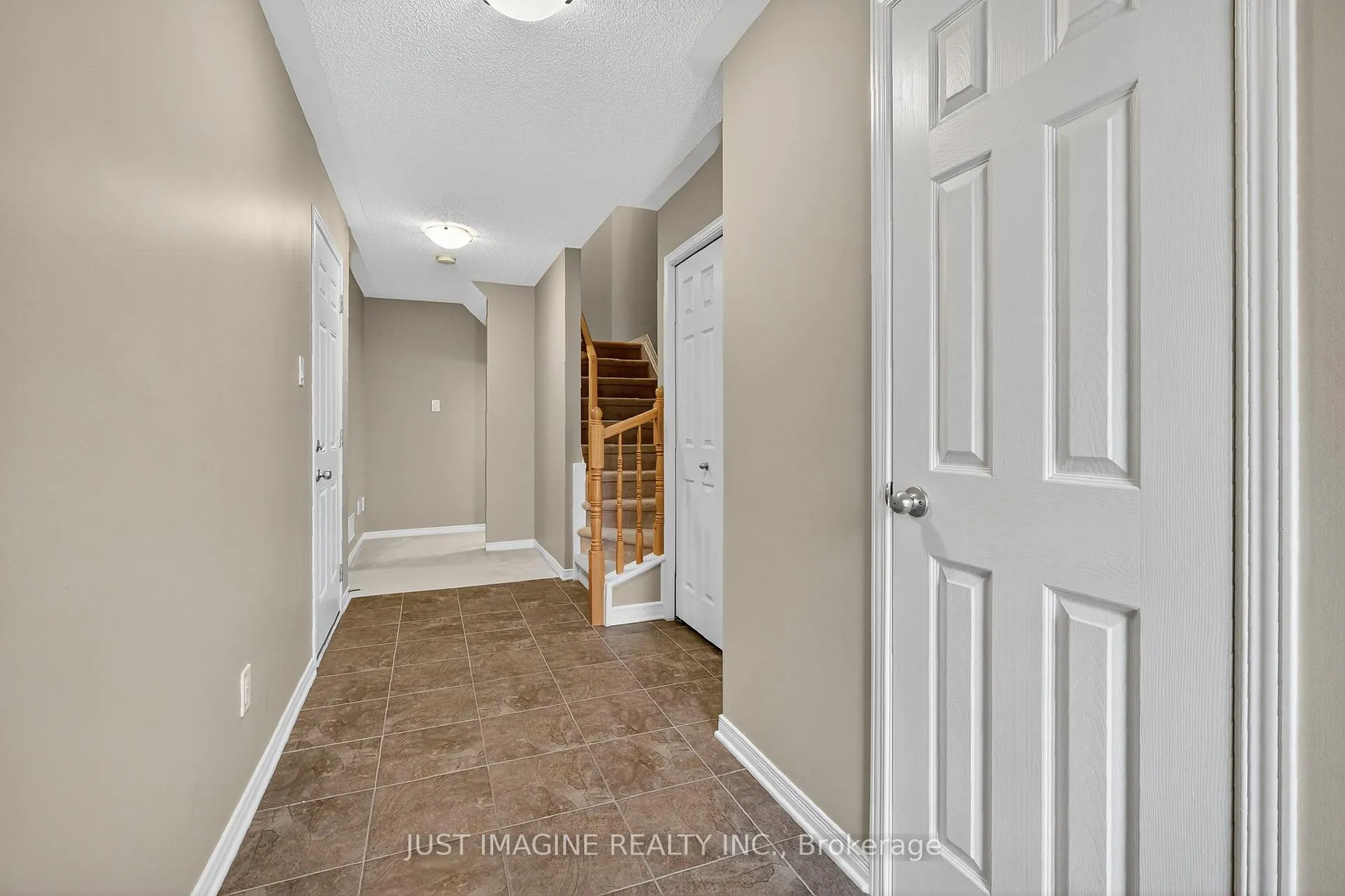 Photo 4 of 105 Caithness Private, Ottawa, Mer Bleue/Bradley Estates/Anderson Park — HOMEH