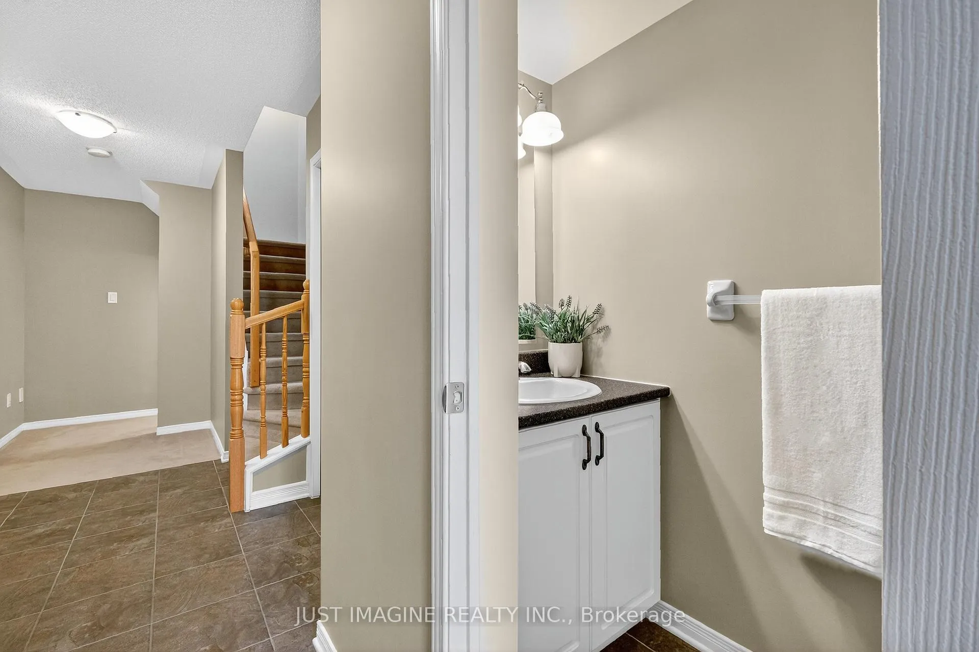 Photo 5 of 105 Caithness Private, Ottawa, Mer Bleue/Bradley Estates/Anderson Park — HOMEH