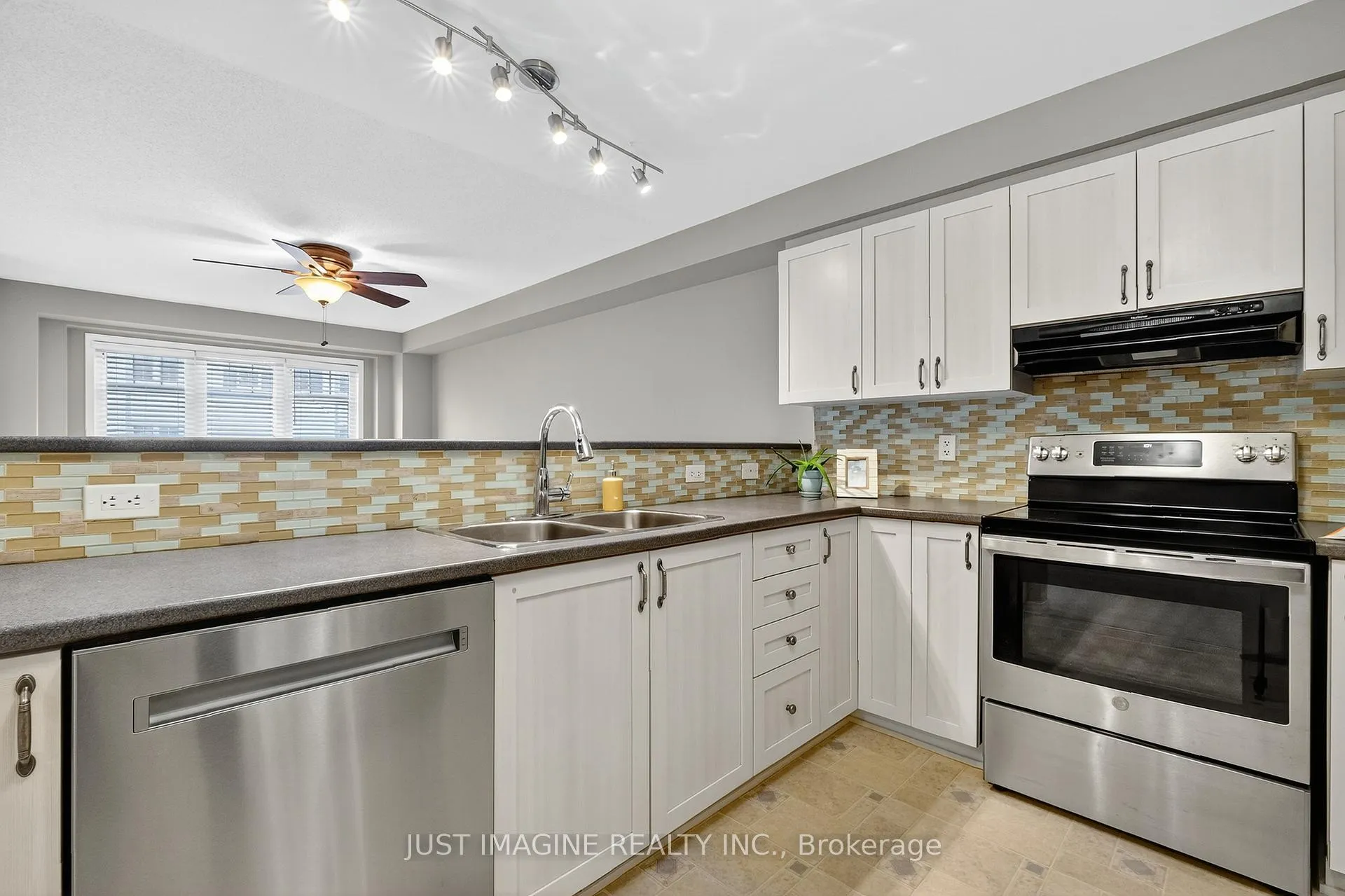 Photo 14 of 105 Caithness Private, Ottawa, Mer Bleue/Bradley Estates/Anderson Park — HOMEH