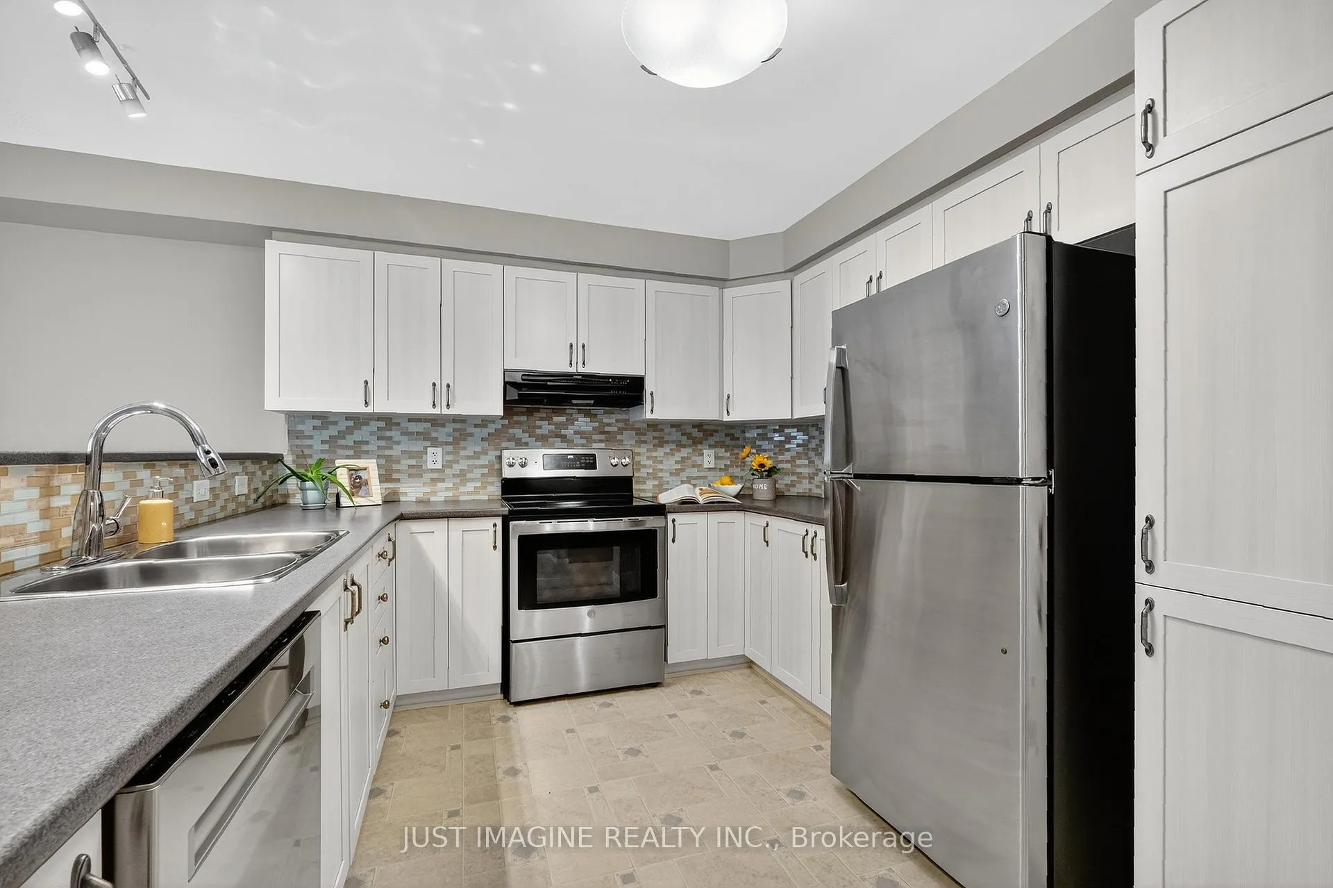 Photo 16 of 105 Caithness Private, Ottawa, Mer Bleue/Bradley Estates/Anderson Park — HOMEH