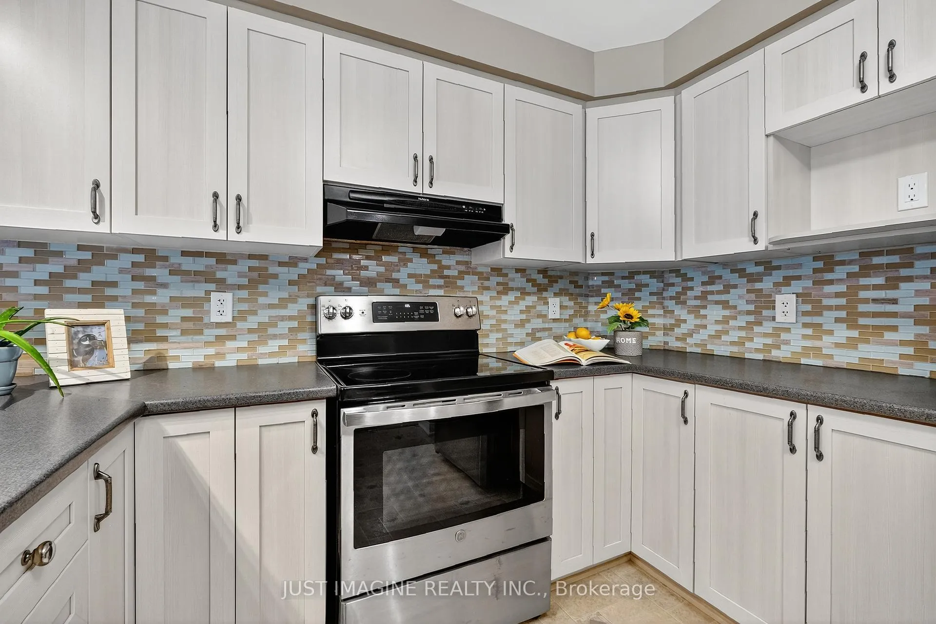 Photo 17 of 105 Caithness Private, Ottawa, Mer Bleue/Bradley Estates/Anderson Park — HOMEH