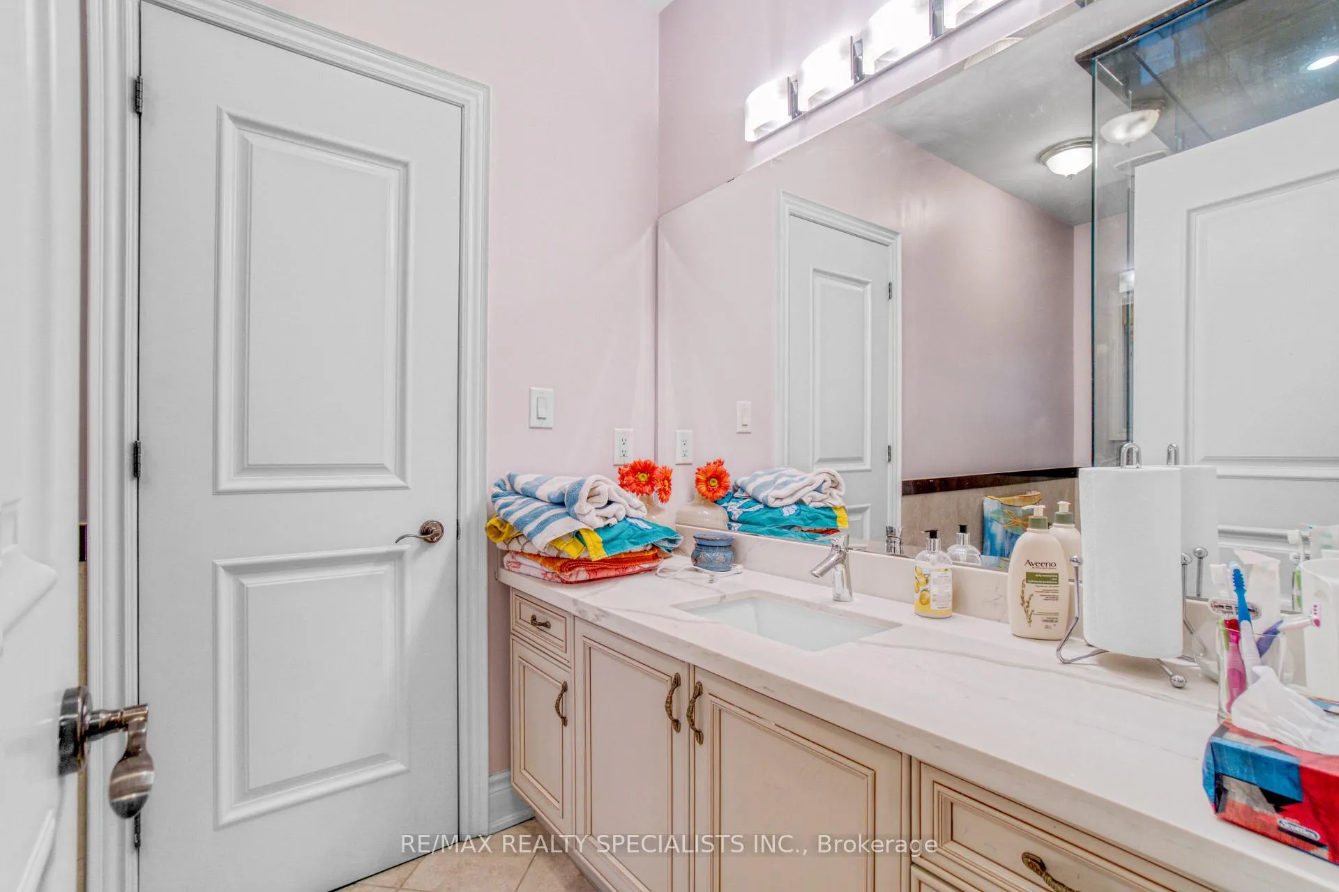 Photo 18 of 165 Grand Vallore Crescent, Vaughan, Vellore Village — HOMEH