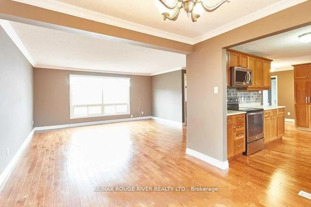 Photo 10 of 604 Kent Street, Whitby, Downtown Whitby — HOMEH