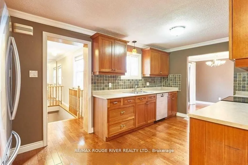 Photo 11 of 604 Kent Street, Whitby, Downtown Whitby — HOMEH