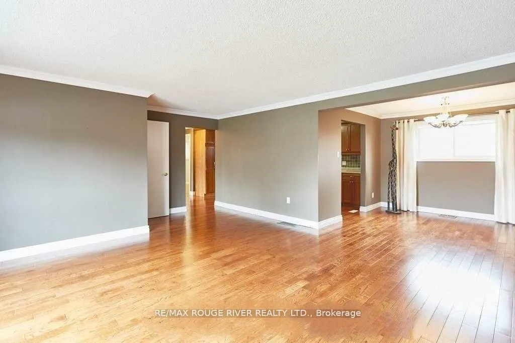 Photo 13 of 604 Kent Street, Whitby, Downtown Whitby — HOMEH