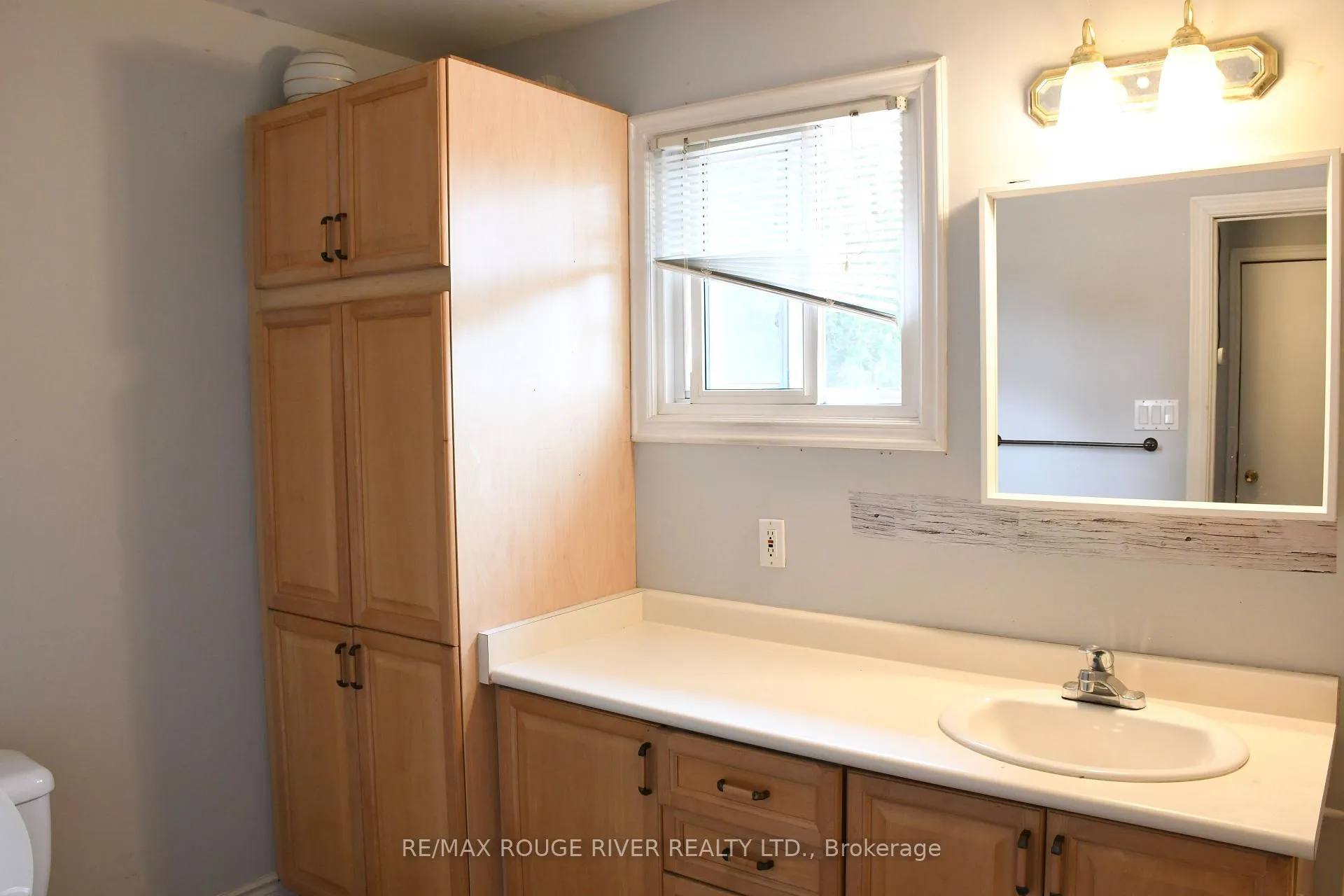 Photo 22 of 604 Kent Street, Whitby, Downtown Whitby — HOMEH