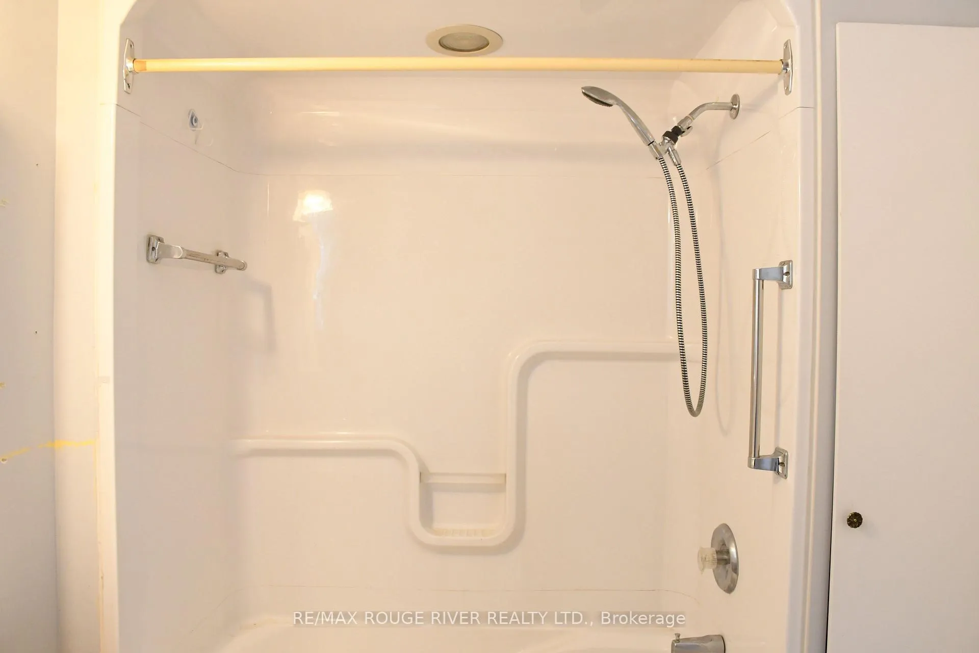 Photo 23 of 604 Kent Street, Whitby, Downtown Whitby — HOMEH