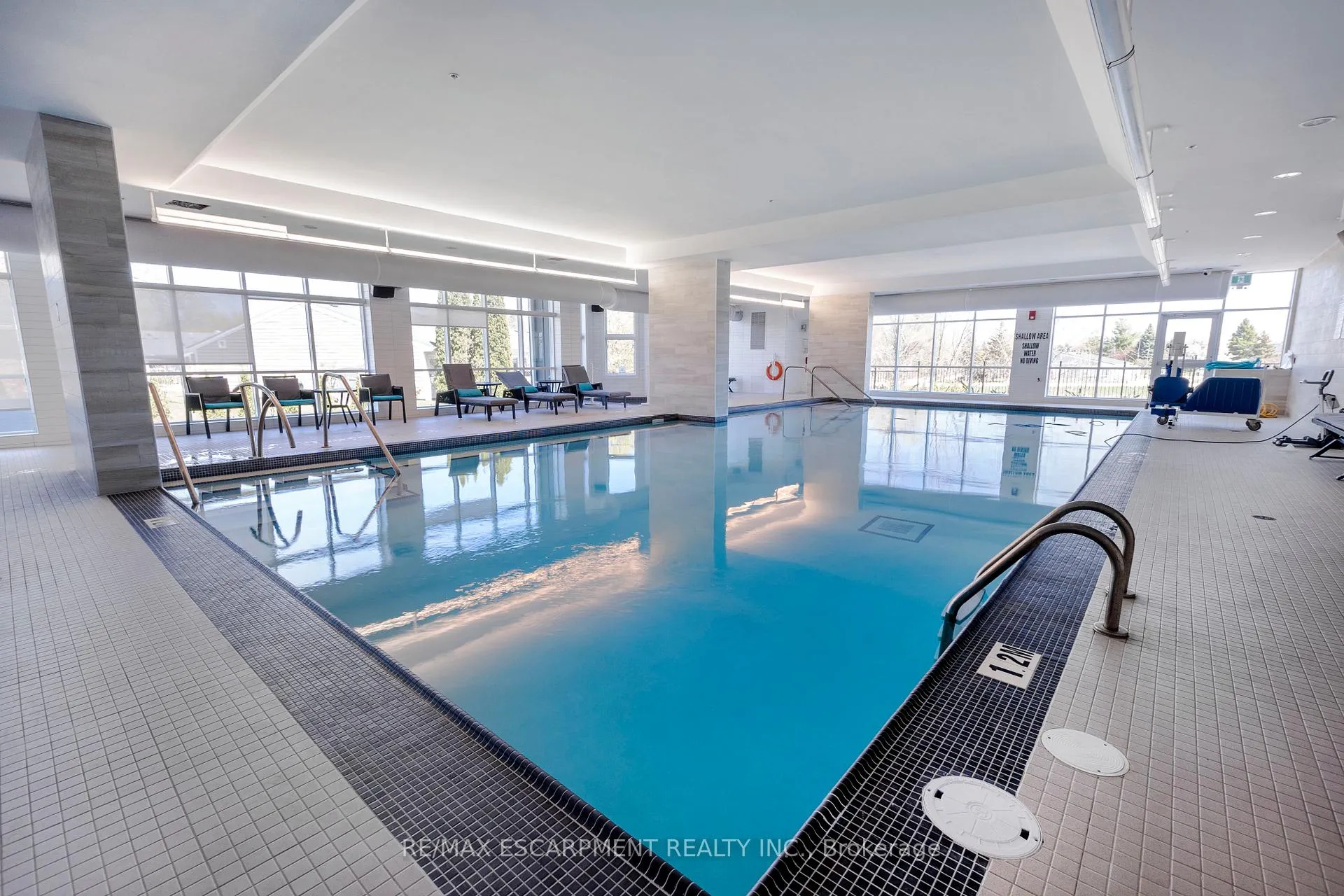 Photo 2 of 54 Szollosy Circle, Hamilton, Kennedy — HOMEH