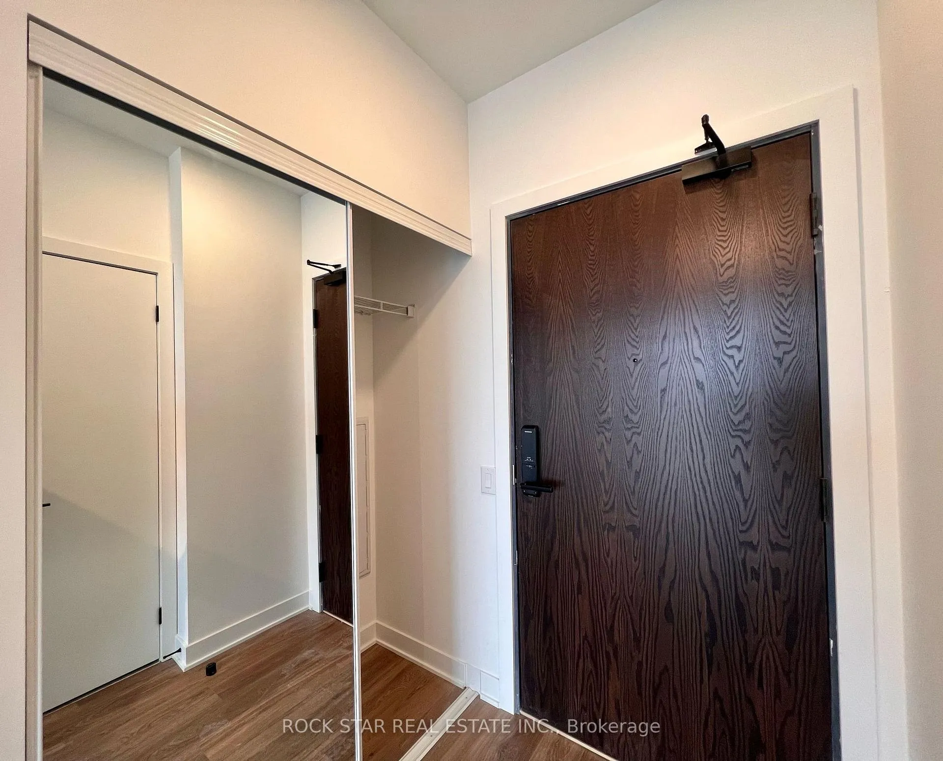 Photo 2 of Unit 1203, 2782 Barton Street E, Hamilton, Riverdale — HOMEH
