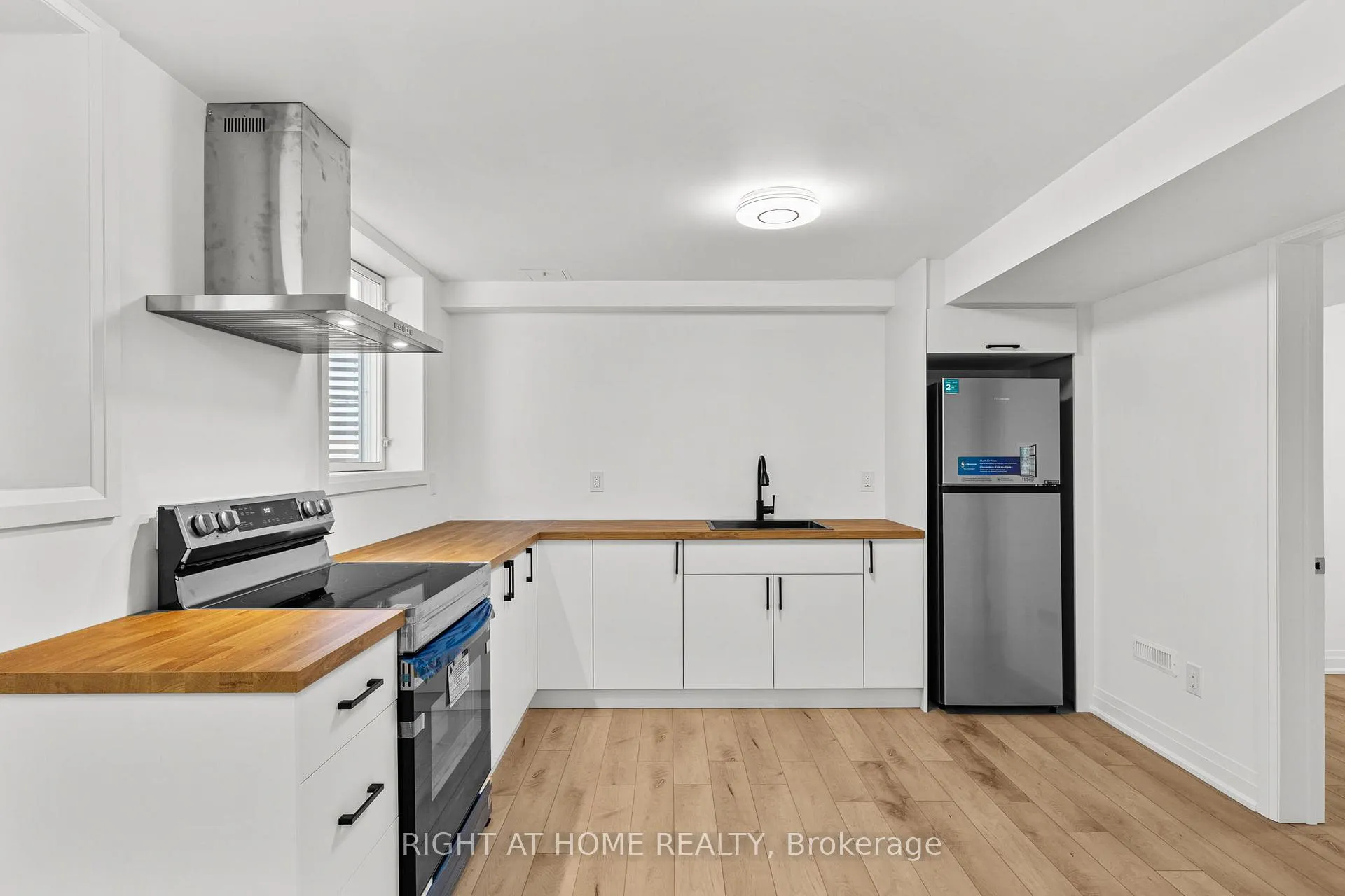 Photo 5 of Unit Lower, 37 CopperHill Heights, Barrie, Rural Barrie Southeast — HOMEH