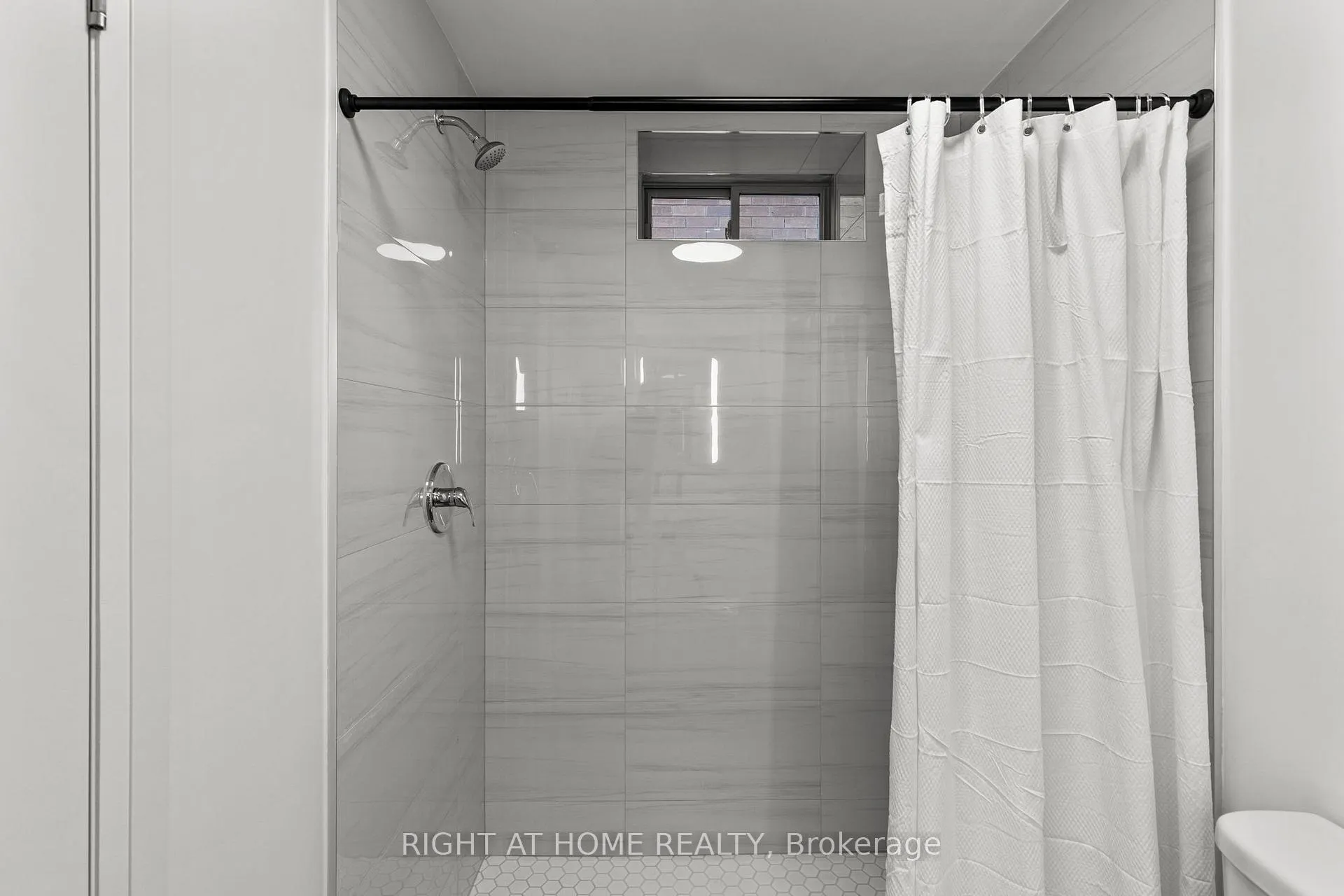Photo 12 of Unit Lower, 37 CopperHill Heights, Barrie, Rural Barrie Southeast — HOMEH