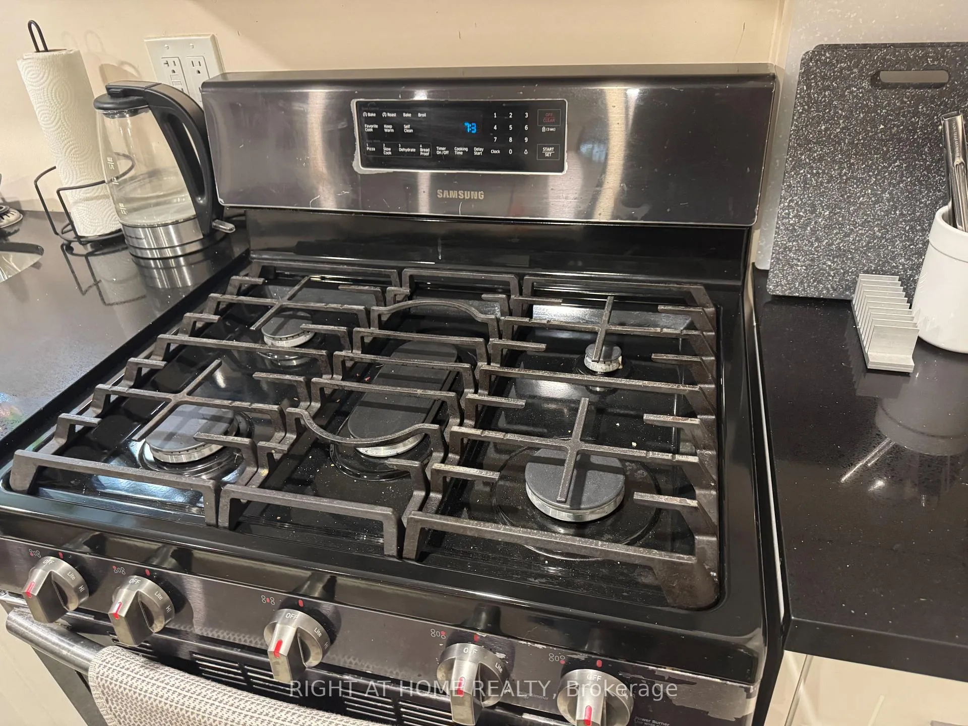 Photo 4 of Unit Apt B, 841 Reytan Boulevard, Pickering, Bay Ridges — HOMEH