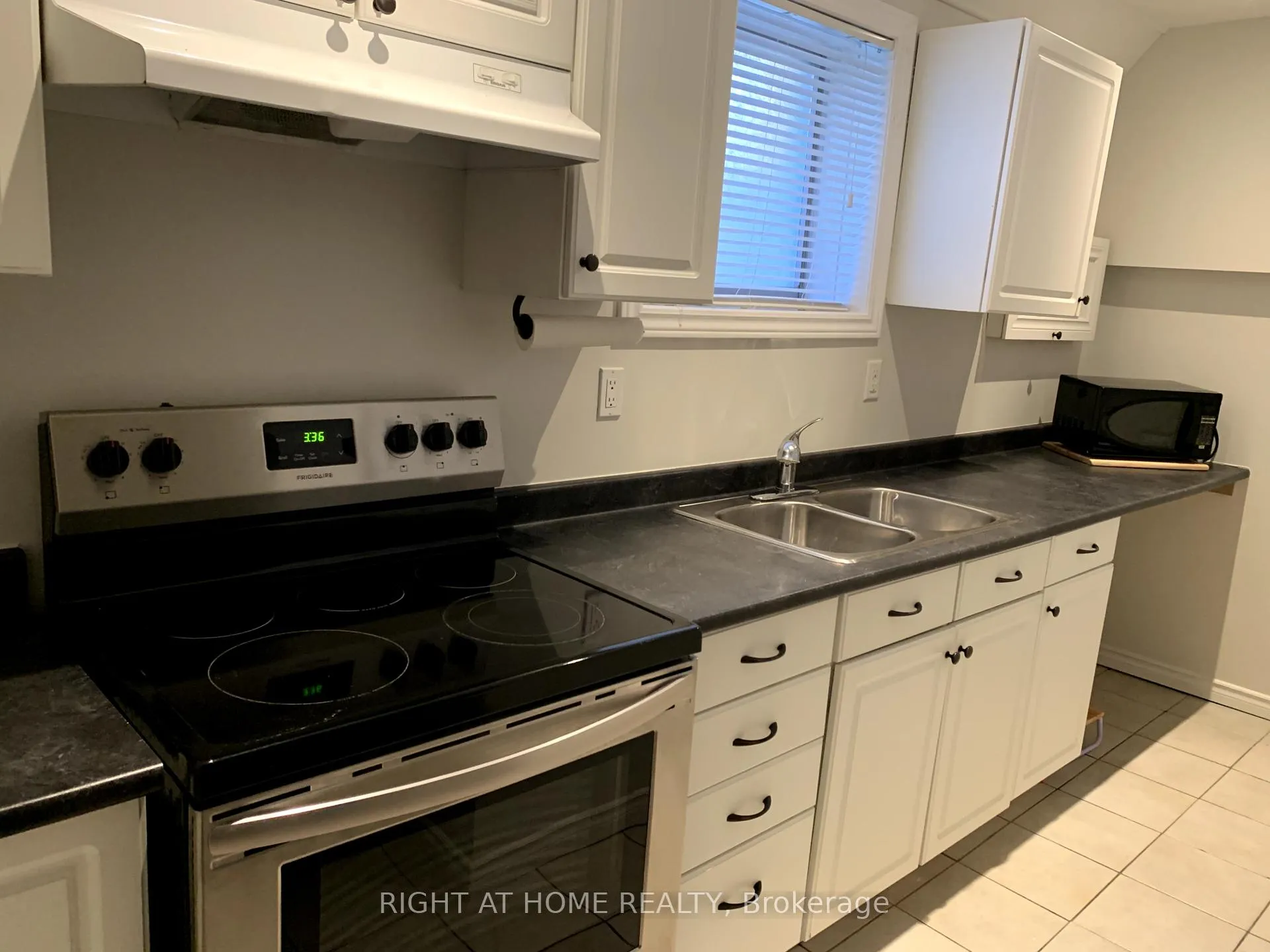 Photo 6 of 186 Pringle Drive, Barrie, Edgehill Drive — HOMEH