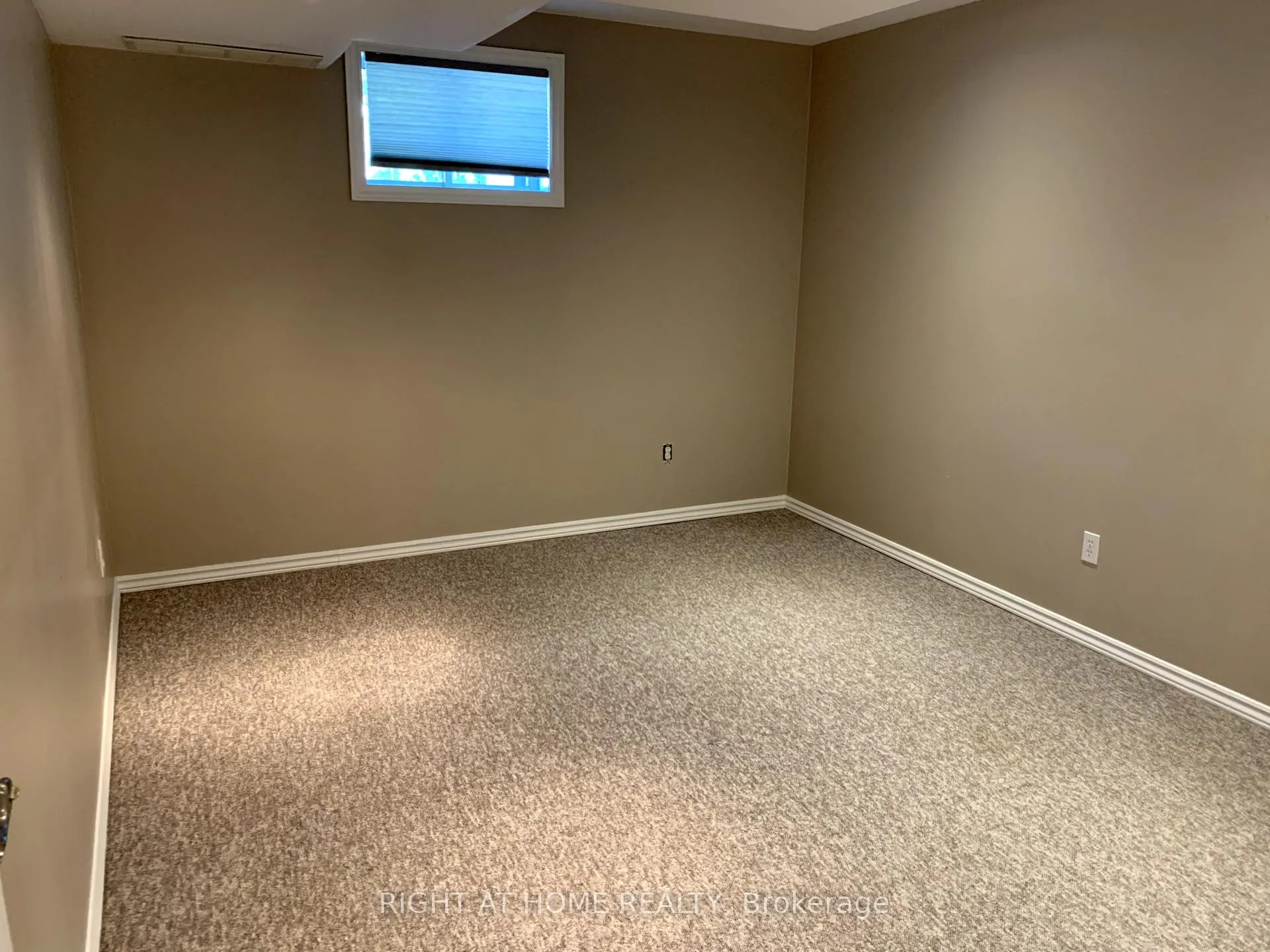 Photo 11 of 186 Pringle Drive, Barrie, Edgehill Drive — HOMEH