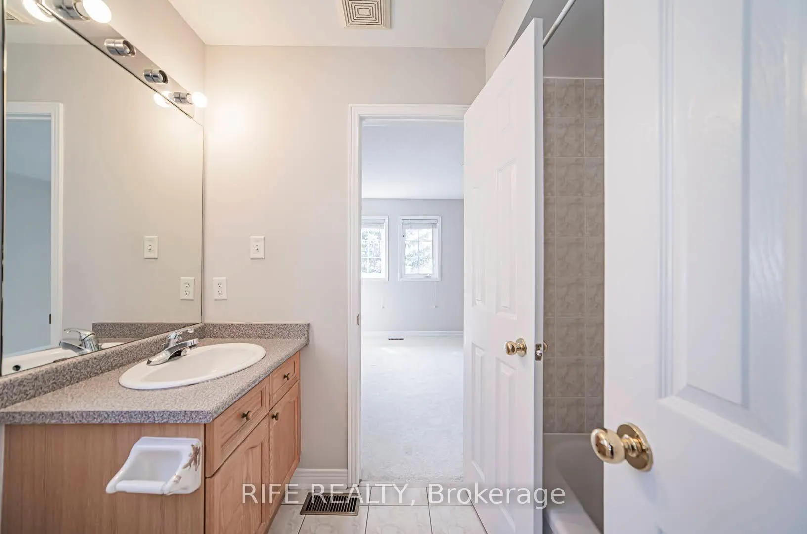 Photo 45 of 37 Burndenford Crescent, Markham, Markville — HOMEH
