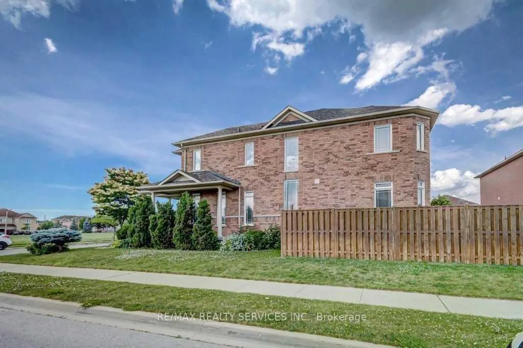 Photo 2 of 19 Putnam Drive, Brampton, Fletcher's Meadow — HOMEH