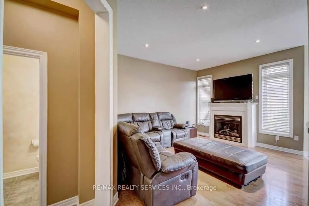 Photo 6 of 19 Putnam Drive, Brampton, Fletcher's Meadow — HOMEH