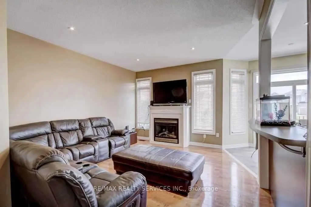Photo 8 of 19 Putnam Drive, Brampton, Fletcher's Meadow — HOMEH