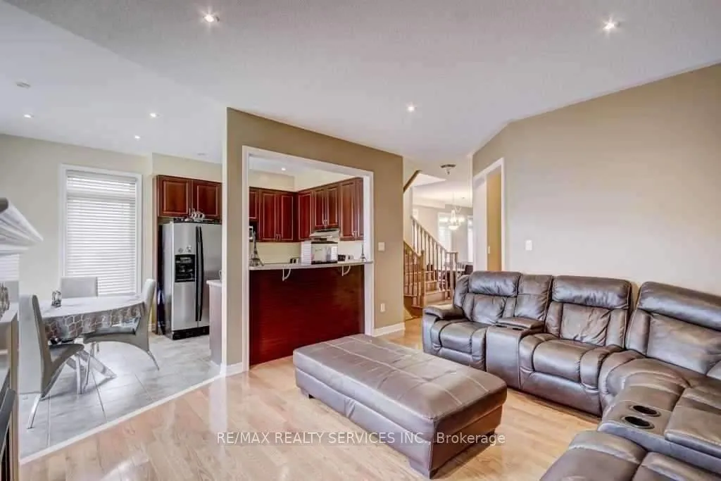 Photo 9 of 19 Putnam Drive, Brampton, Fletcher's Meadow — HOMEH