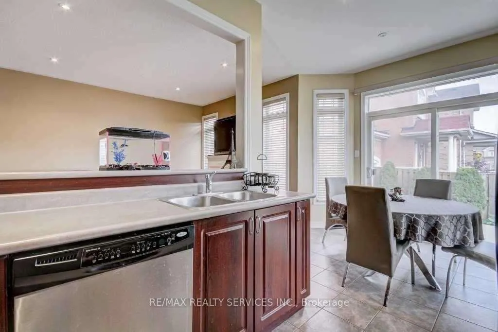 Photo 12 of 19 Putnam Drive, Brampton, Fletcher's Meadow — HOMEH