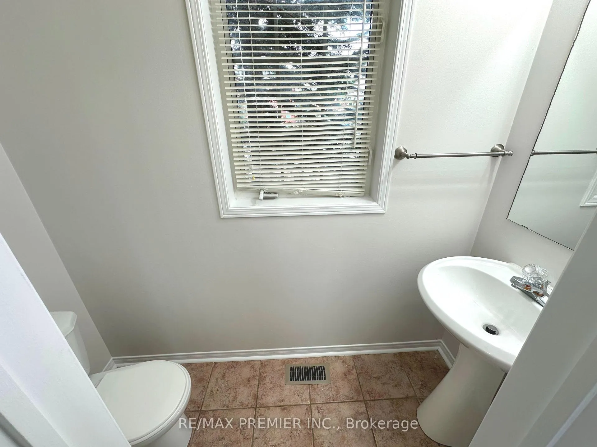 Photo 12 of Unit Main & 2nd, 29 Ewart Street, Caledon, Bolton North — HOMEH