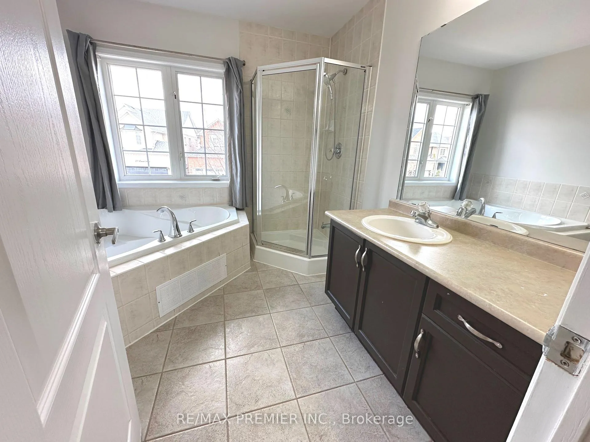 Photo 14 of Unit Main & 2nd, 29 Ewart Street, Caledon, Bolton North — HOMEH