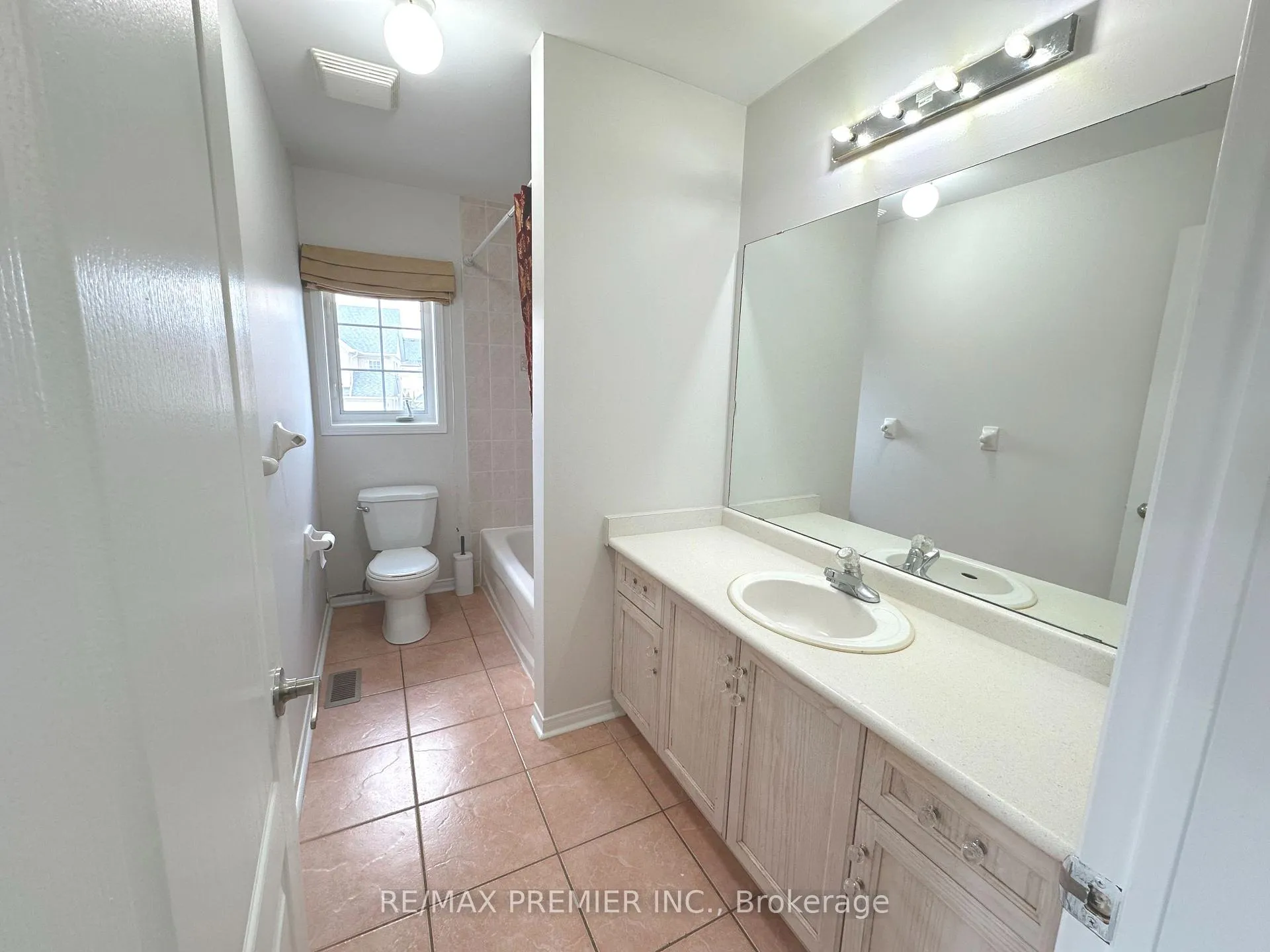 Photo 17 of Unit Main & 2nd, 29 Ewart Street, Caledon, Bolton North — HOMEH