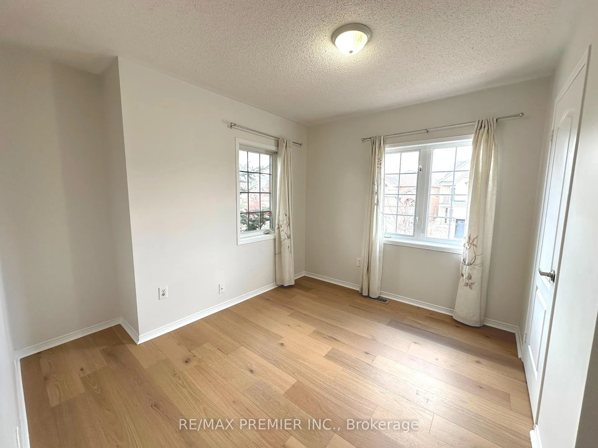 Photo 18 of Unit Main & 2nd, 29 Ewart Street, Caledon, Bolton North — HOMEH