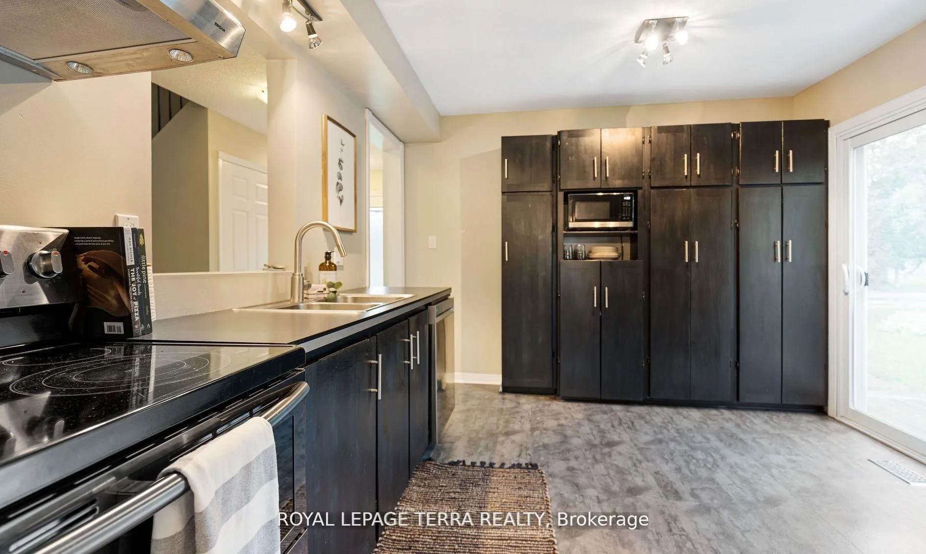 Photo 10 of 26 Vanessa Place, Whitby, Blue Grass Meadows — HOMEH