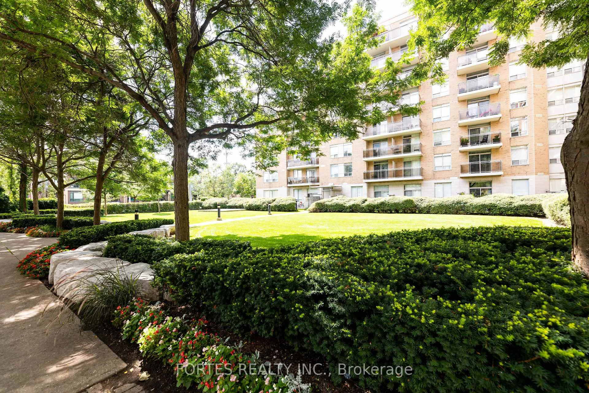 Photo 3 of Unit 404, 650 Lawrence Avenue W, Toronto, Englemount-Lawrence — HOMEH