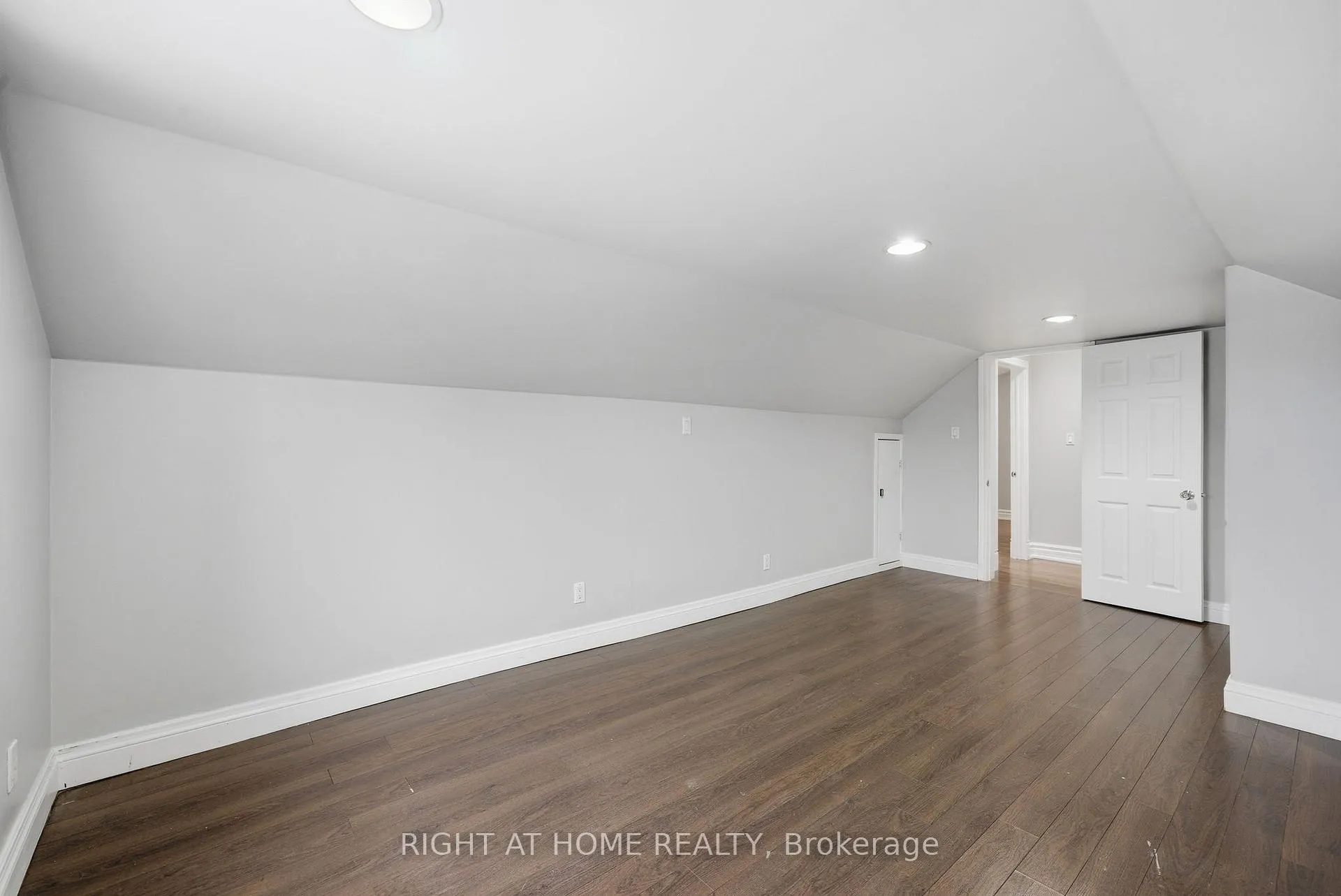 Photo 25 of 1414 Simcoe Street N, Oshawa, Samac — HOMEH