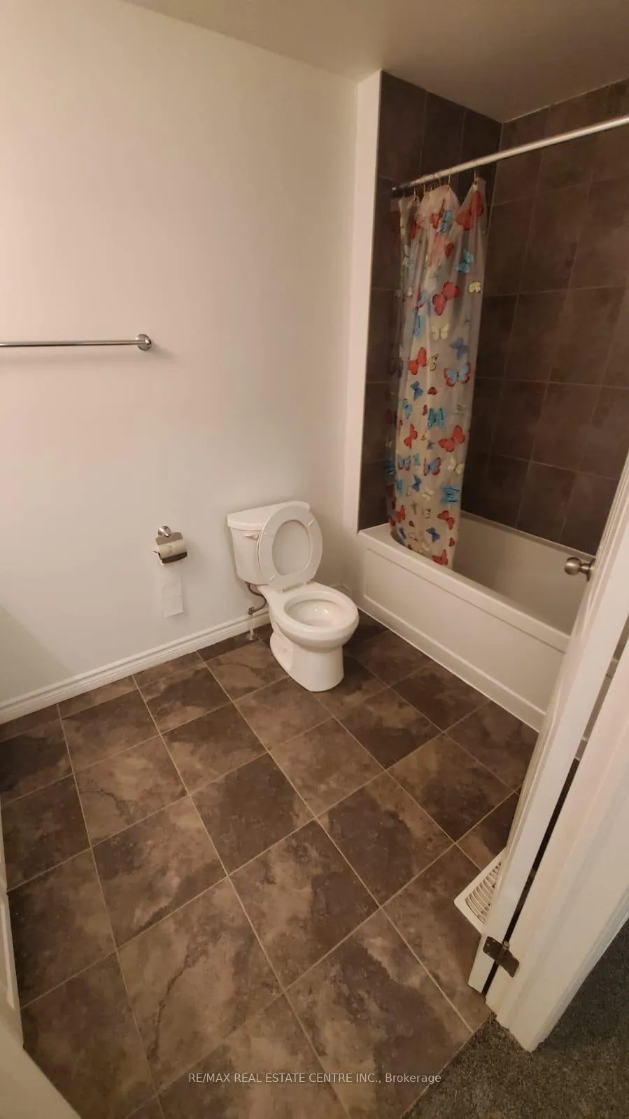 Photo 7 of 19 Saddlebrook Court, Kitchener, Huron Park — HOMEH