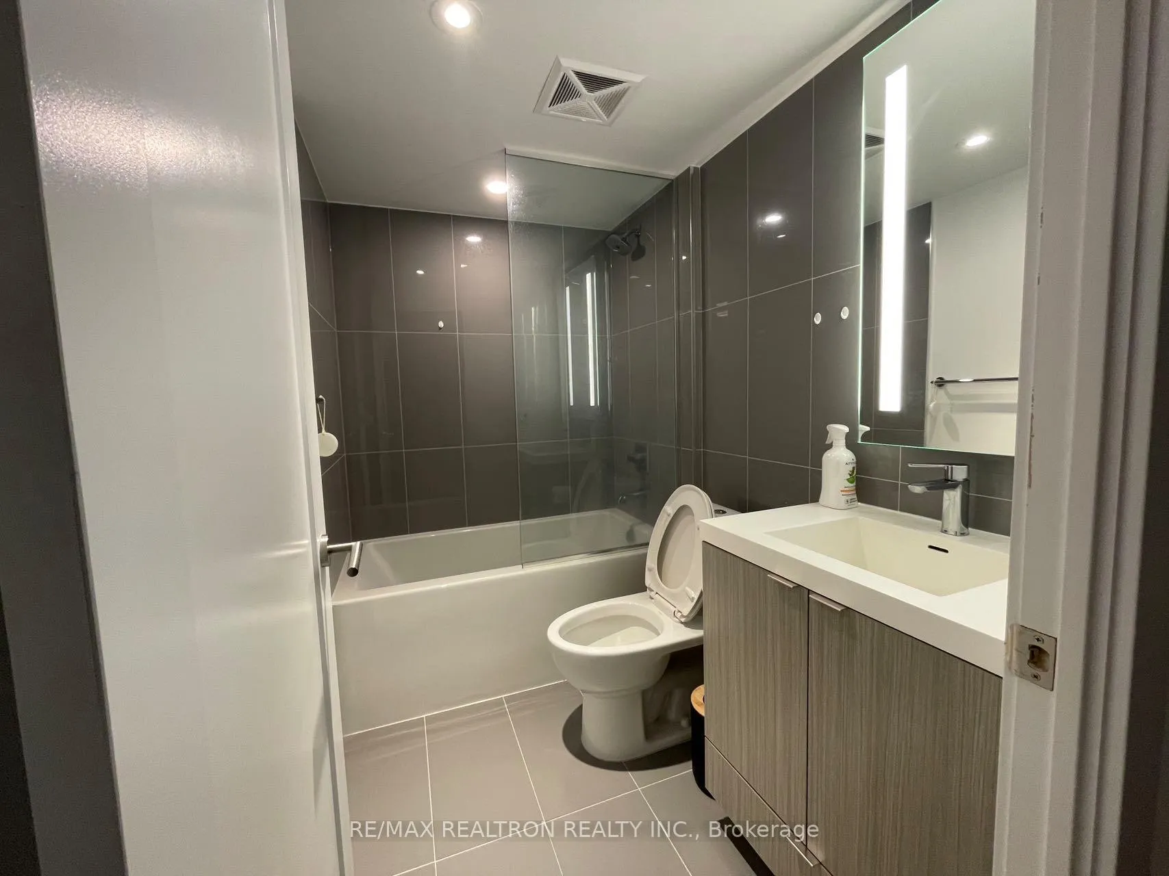 Photo 7 of Unit 619, 585 Bloor Street E, Toronto, North St. James Town — HOMEH