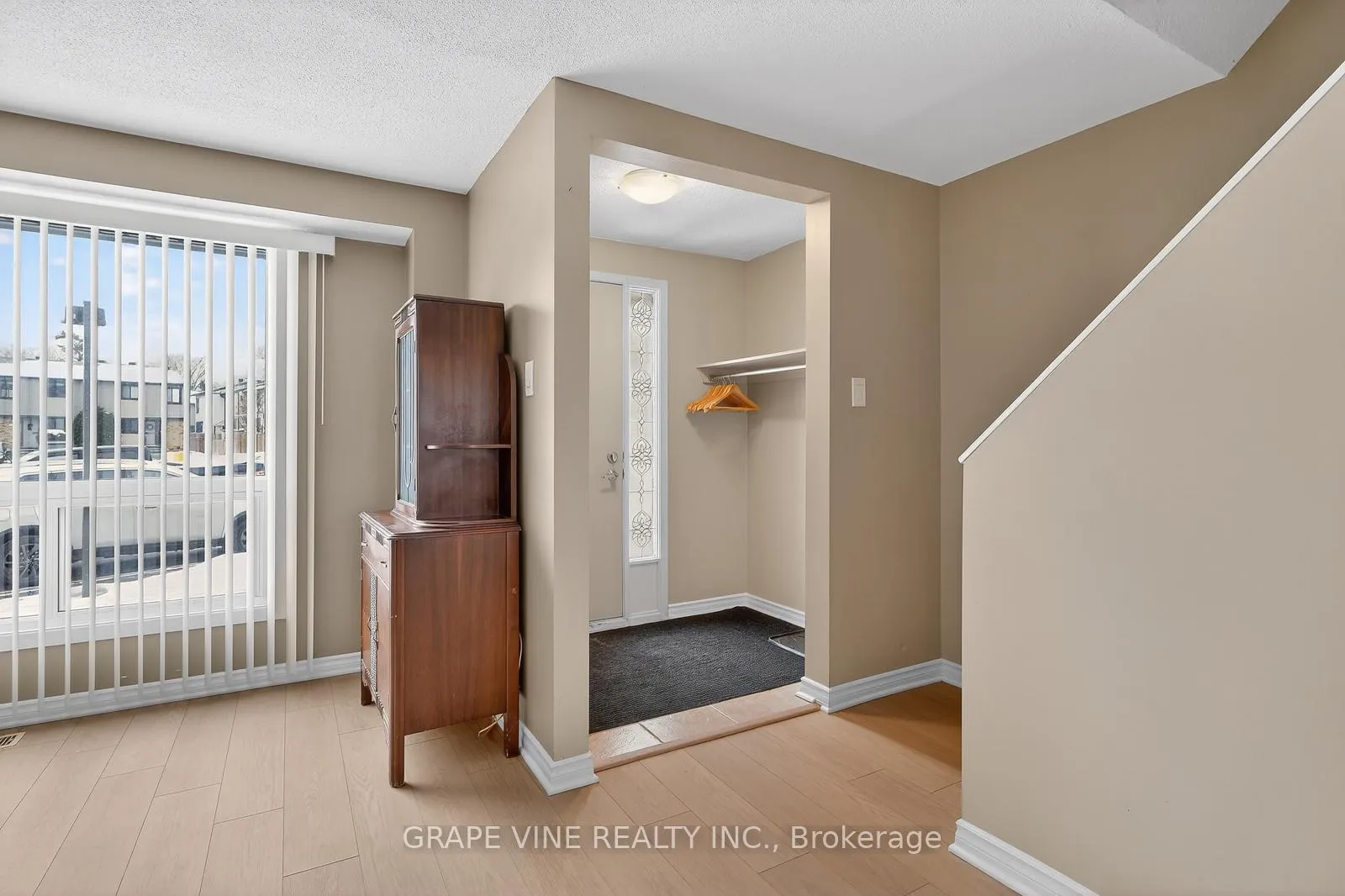 Photo 4 of 6885 Bilberry Drive, Ottawa, Convent Glen North — HOMEH