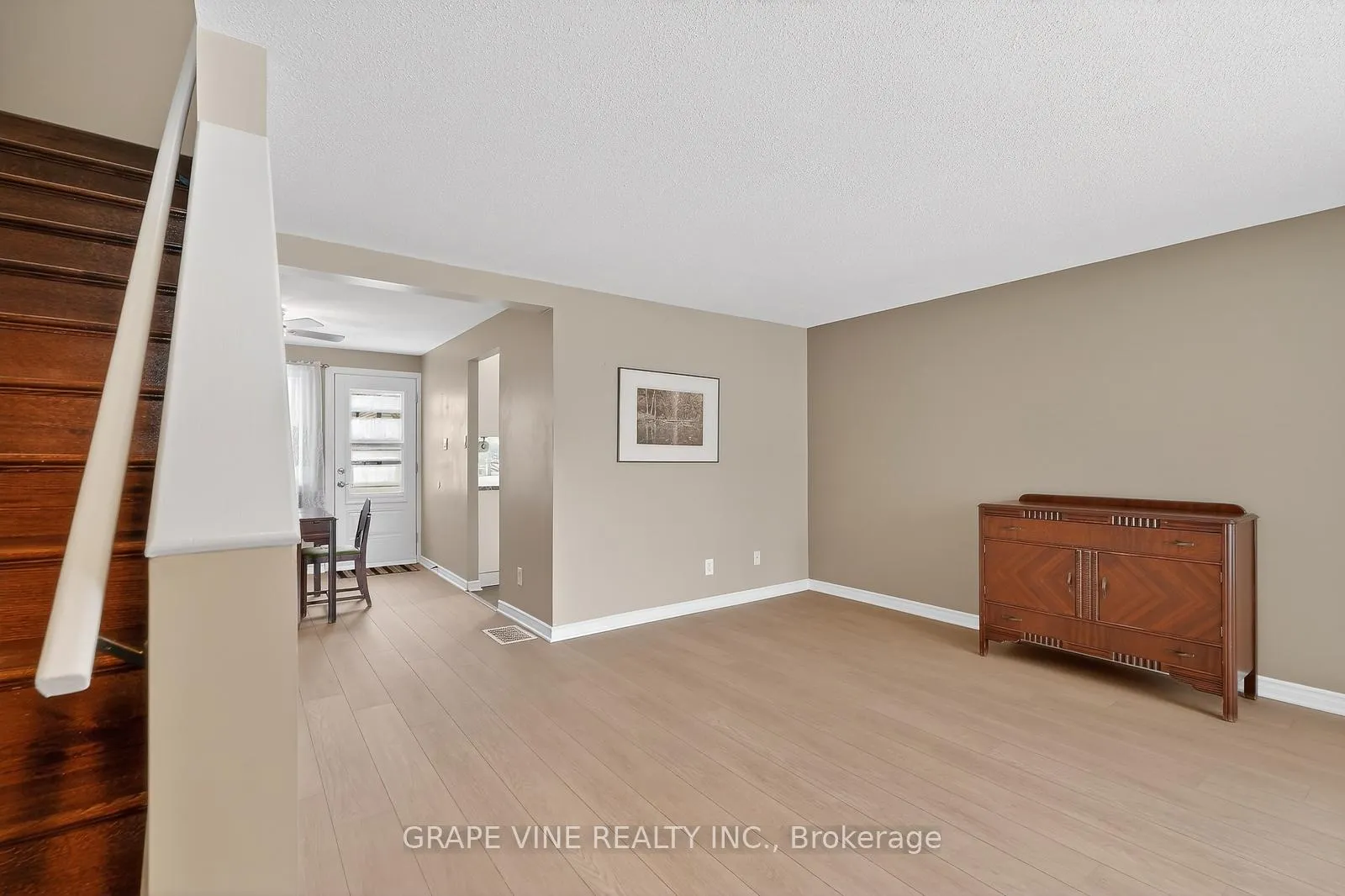 Photo 5 of 6885 Bilberry Drive, Ottawa, Convent Glen North — HOMEH