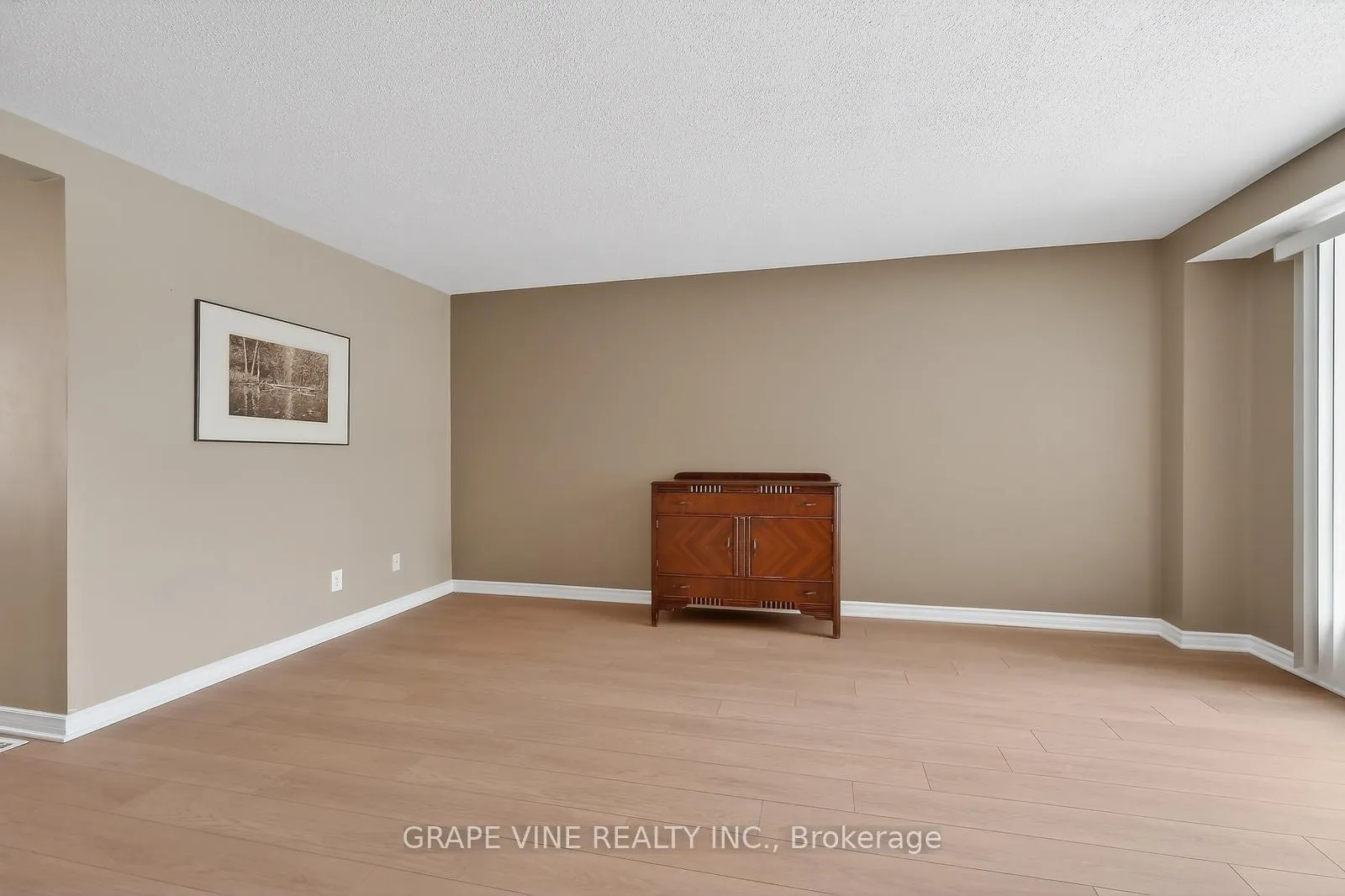 Photo 6 of 6885 Bilberry Drive, Ottawa, Convent Glen North — HOMEH