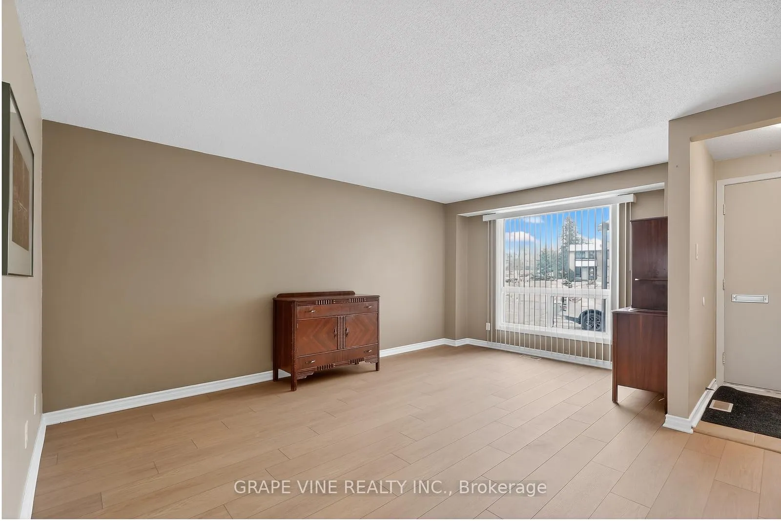 Photo 7 of 6885 Bilberry Drive, Ottawa, Convent Glen North — HOMEH