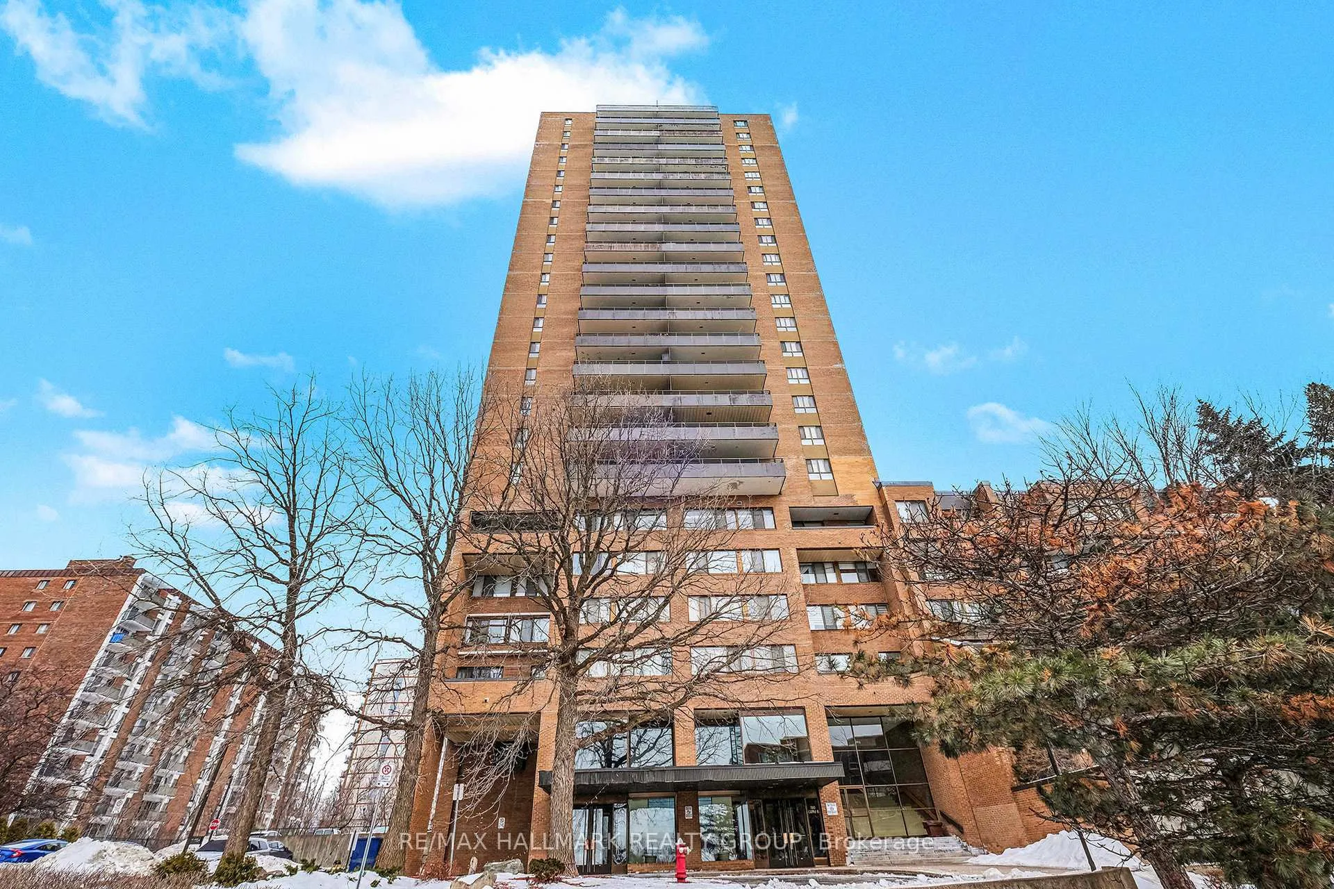 Front of Unit 350, 505 St Laurent Boulevard