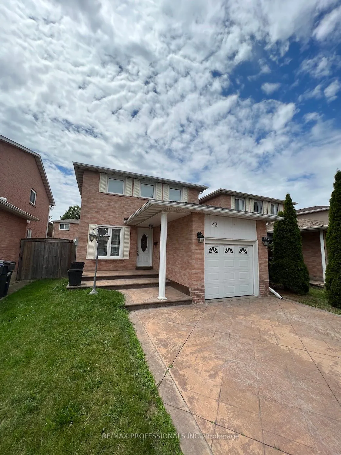 Photo 3 of 23 Rushmore Crescent, Brampton, Heart Lake East — HOMEH
