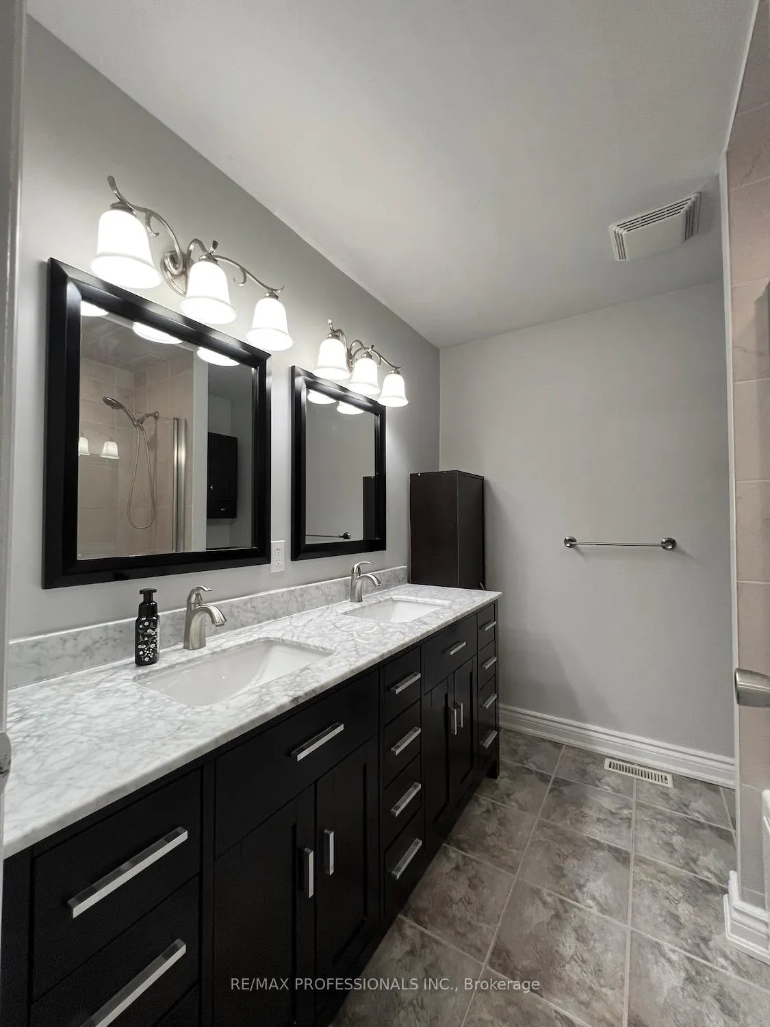 Photo 19 of 23 Rushmore Crescent, Brampton, Heart Lake East — HOMEH
