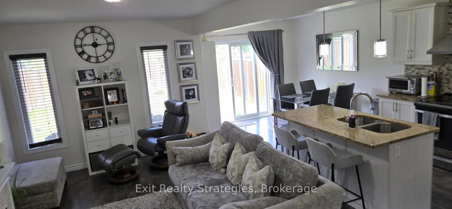 Photo 9 of 250 Moorlands Crescent, Kitchener, Doon South — HOMEH