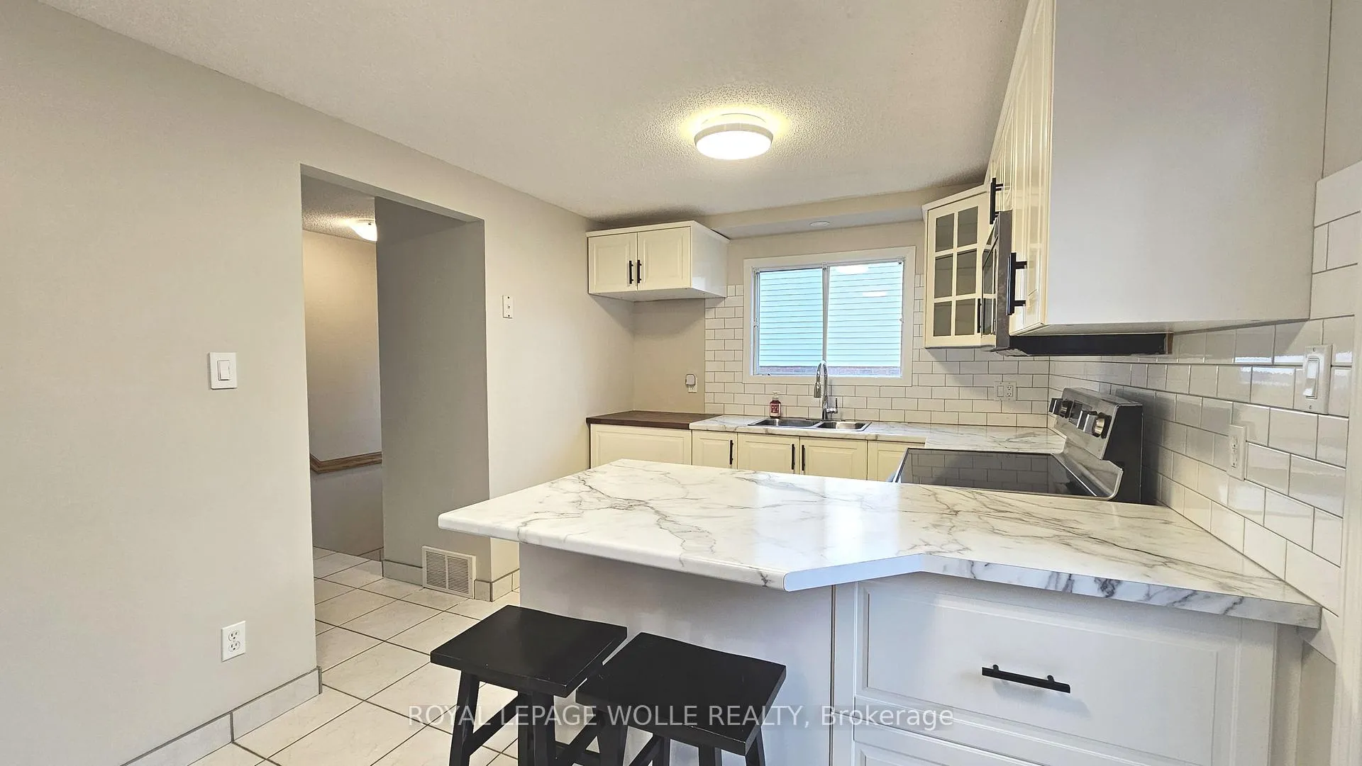 Photo 5 of 29 Folkstone Crescent, Kitchener — HOMEH