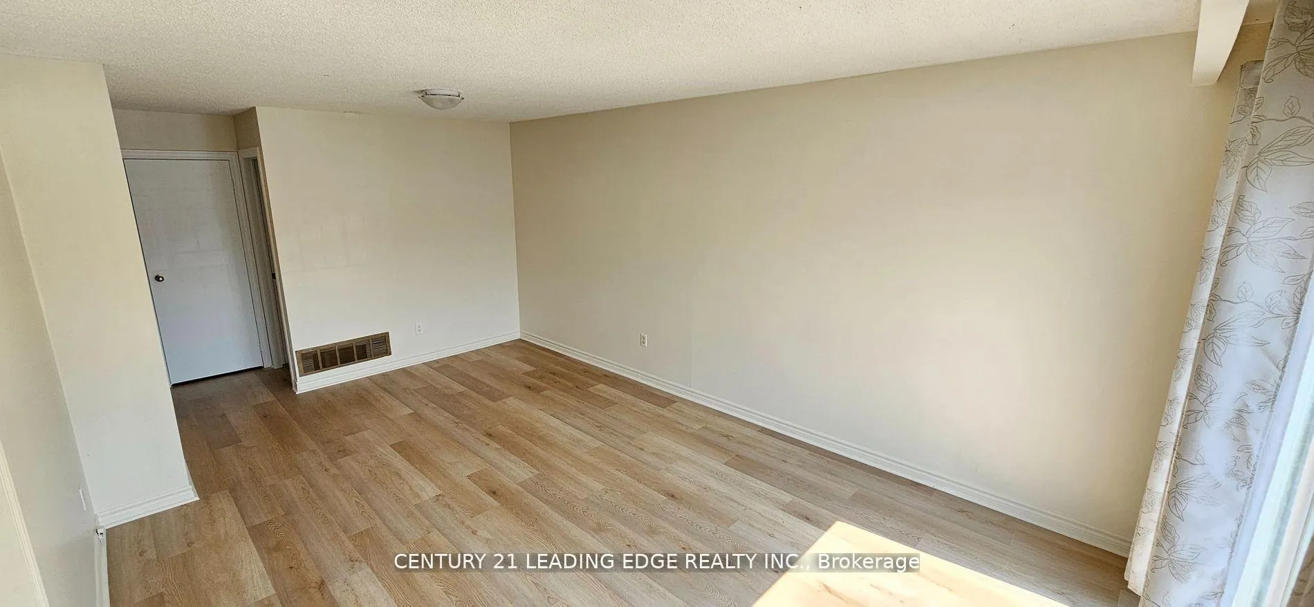 Photo 4 of Unit Upper, 39 Mallard Crescent, Brampton, Central Park — HOMEH