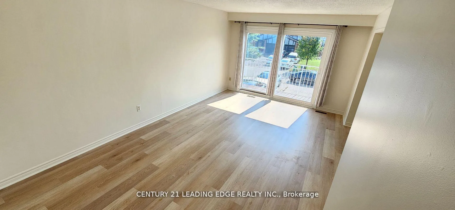 Photo 5 of Unit Upper, 39 Mallard Crescent, Brampton, Central Park — HOMEH